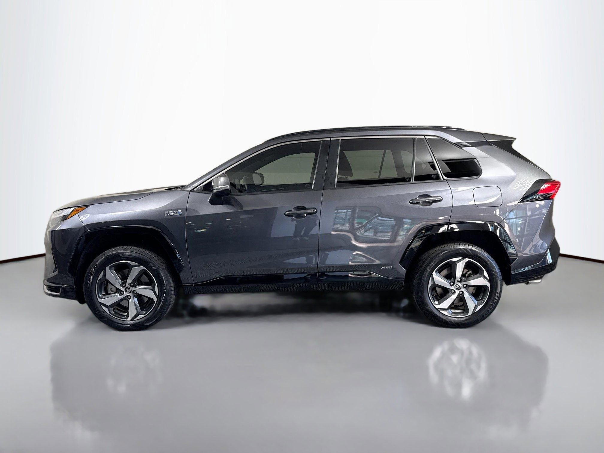 2022 Toyota RAV4 Prime SE photo 2