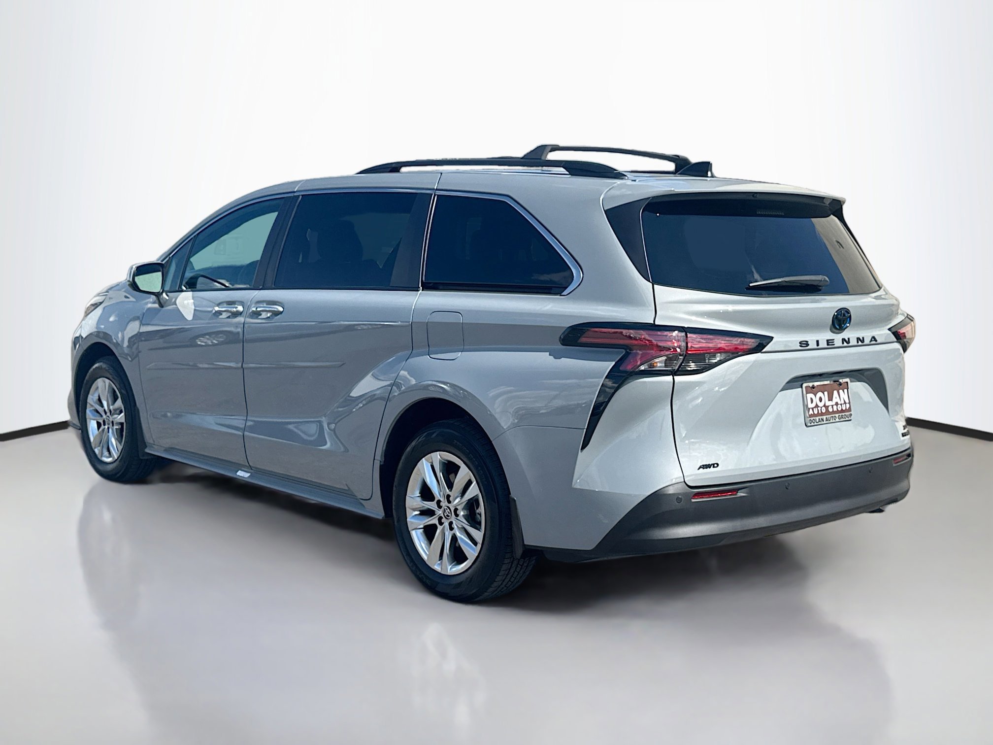 2022 Toyota Sienna XLE Woodland Edition photo 3