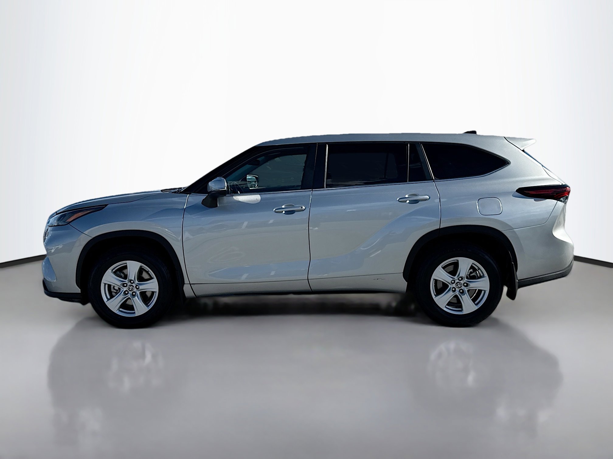 2024 Toyota Highlander LE photo 2