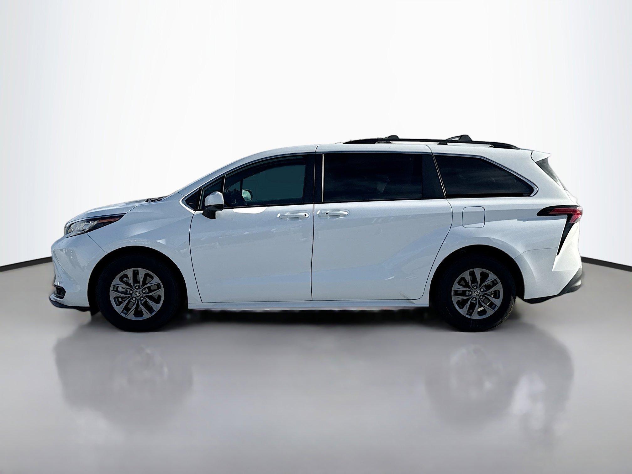 2022 Toyota Sienna LE photo 3