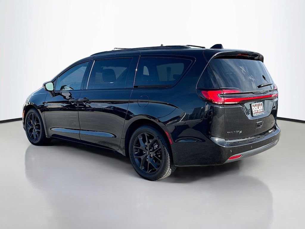 Used 2023 Chrysler Pacifica Limited Van Passenger Van