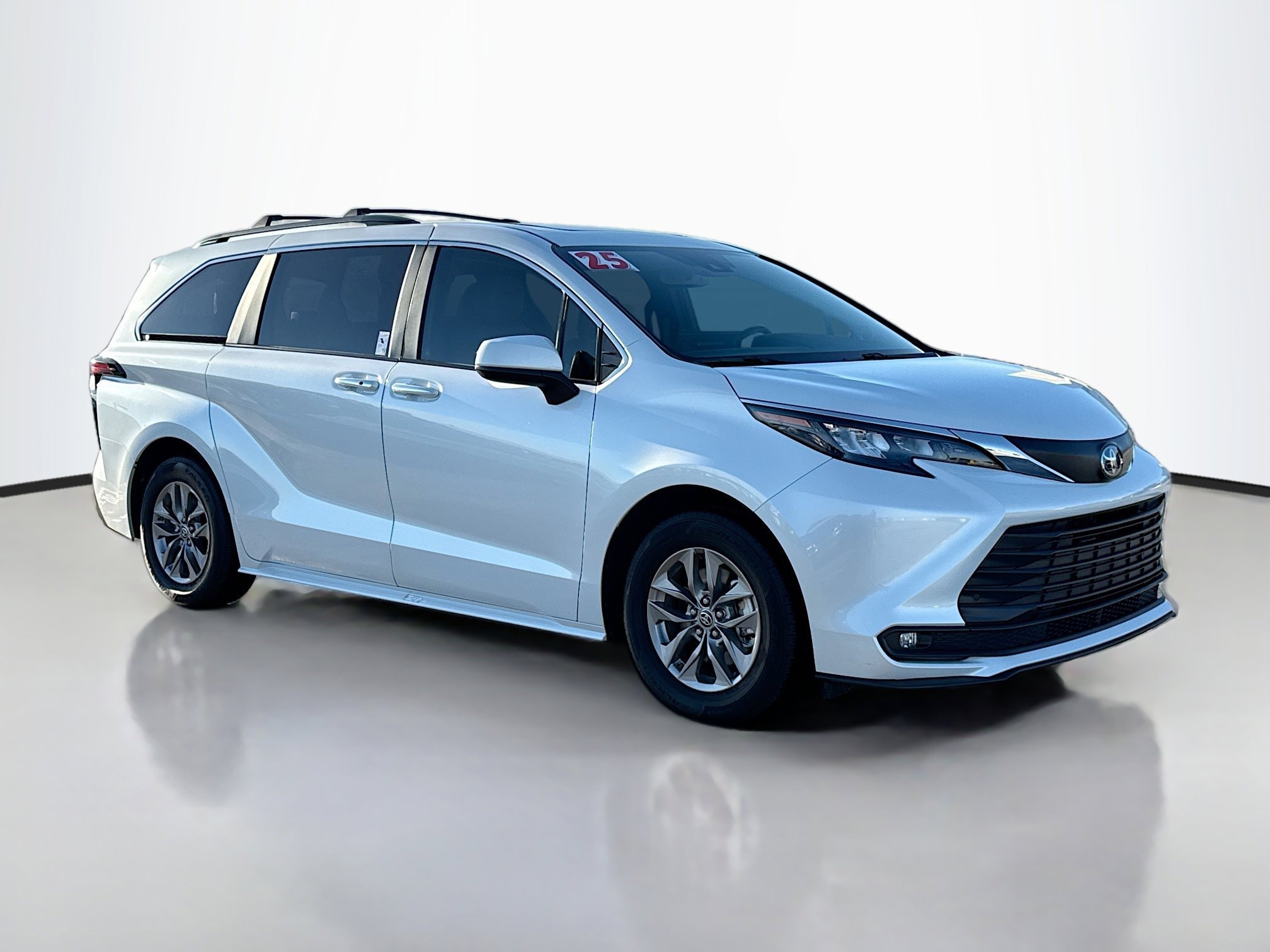 2025 Toyota Sienna XLE's photo