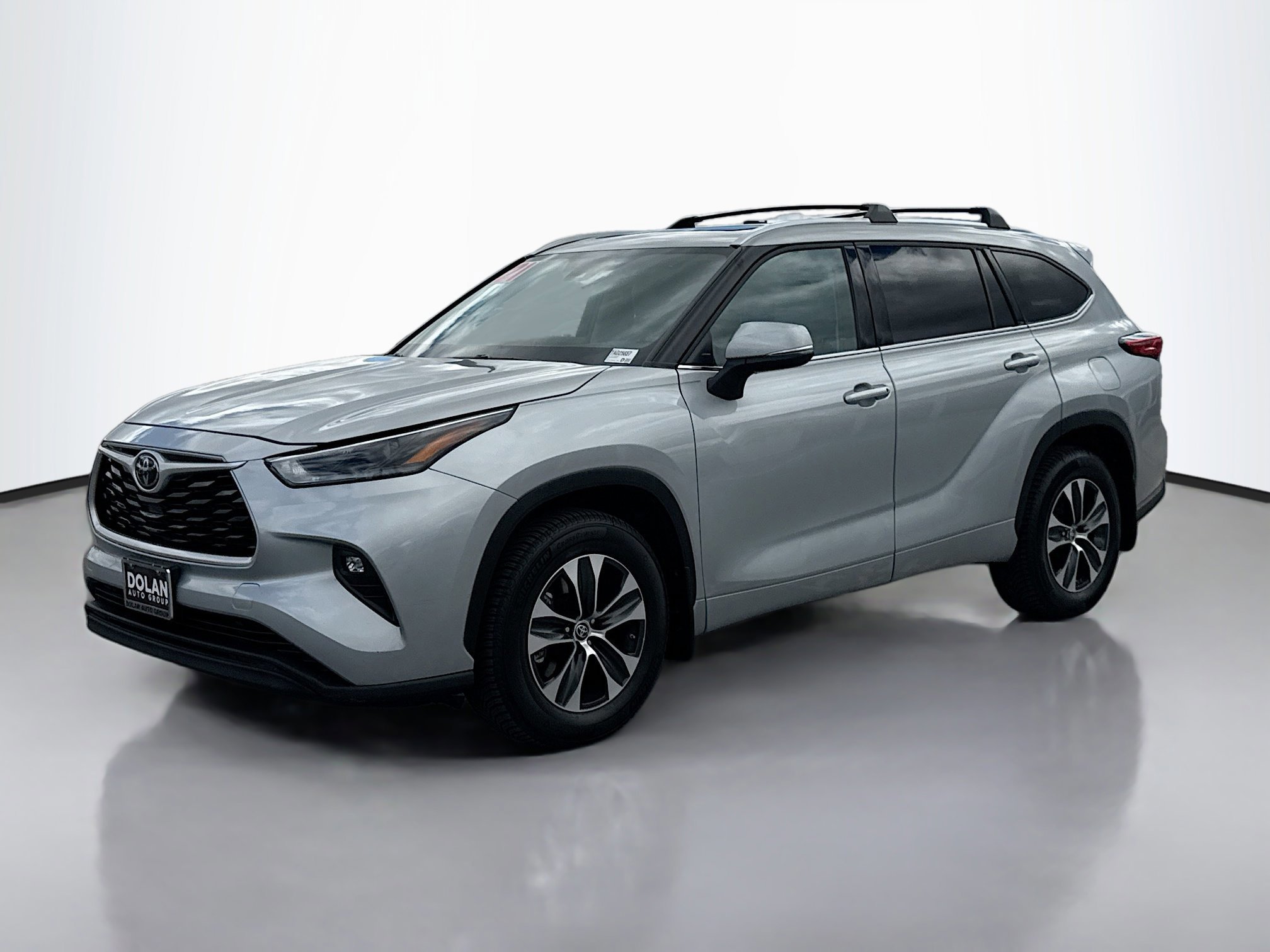 2021 Toyota Highlander XLE photo 2