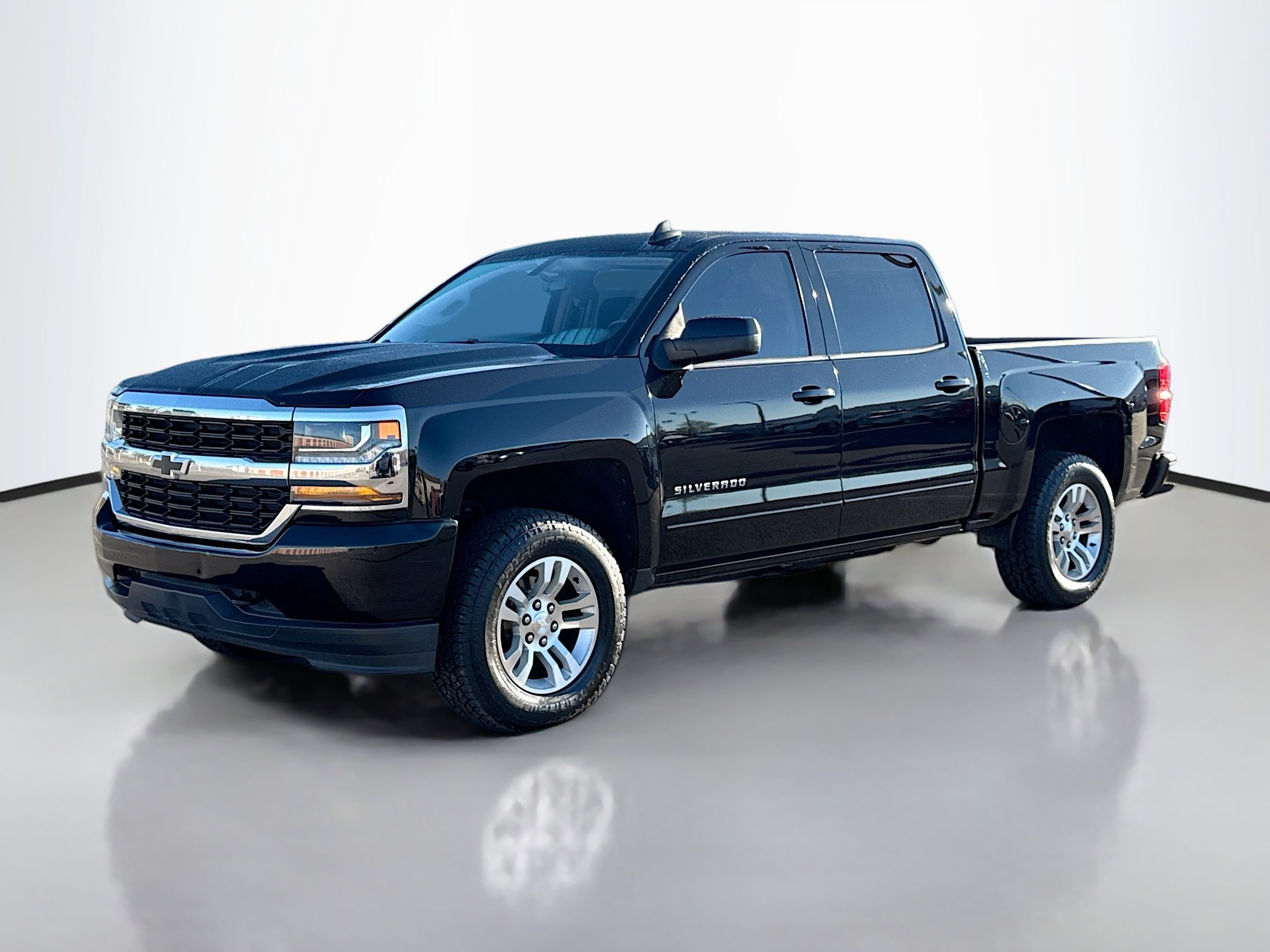 2018 Chevrolet Silverado 1500 LT photo 2