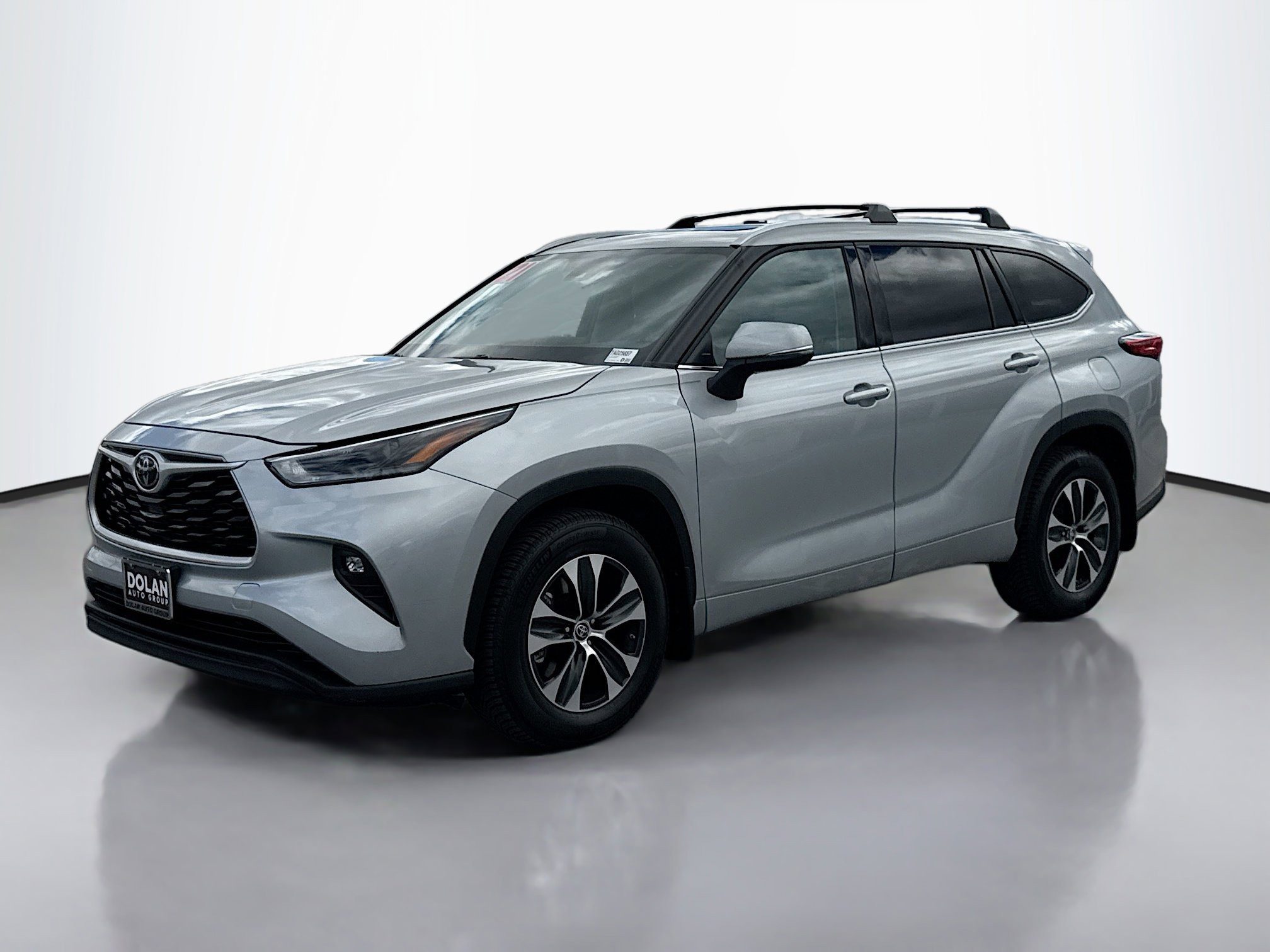 2021 Toyota Highlander XLE photo 2