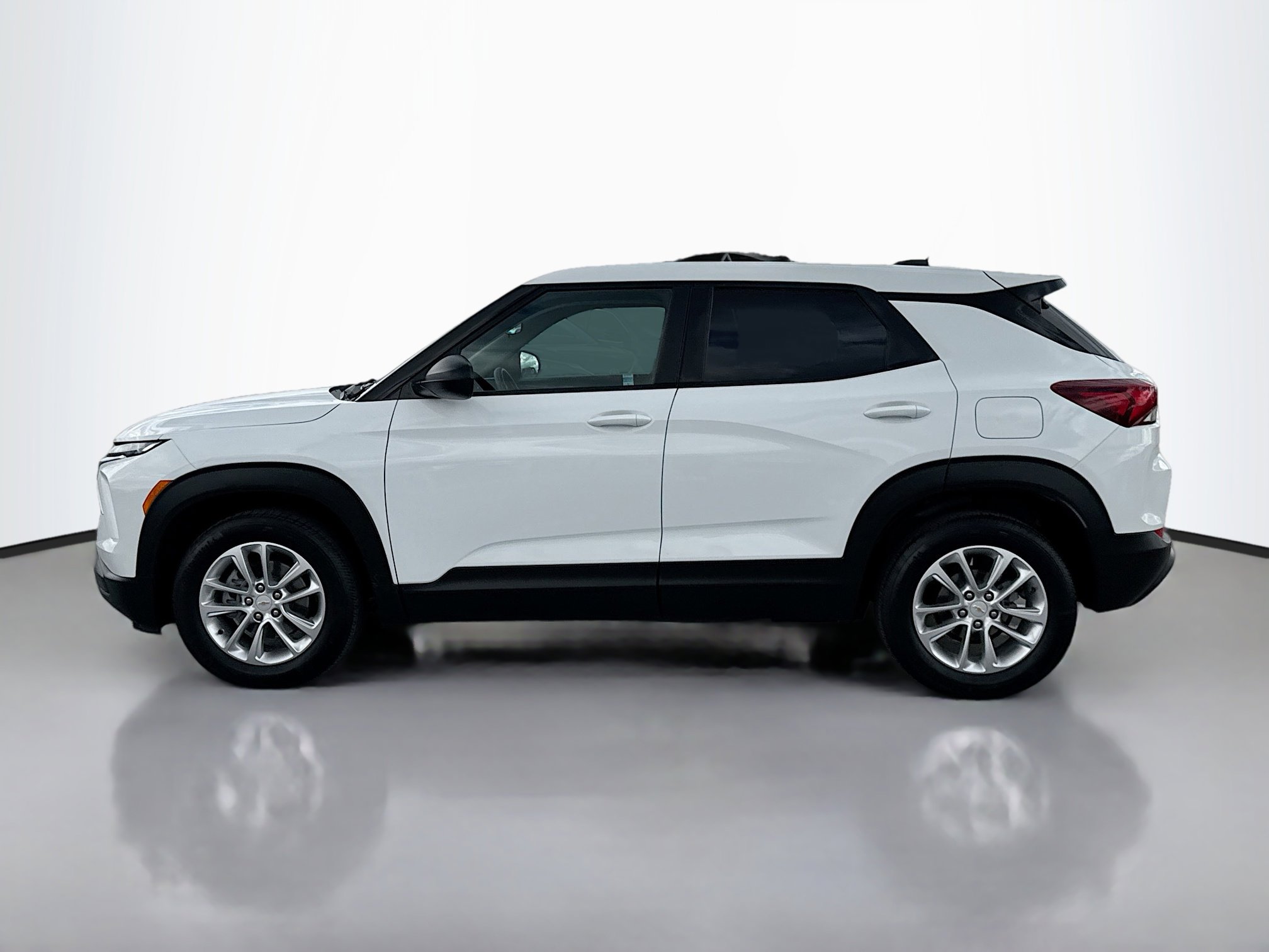 2024 Chevrolet Trailblazer LS photo 2
