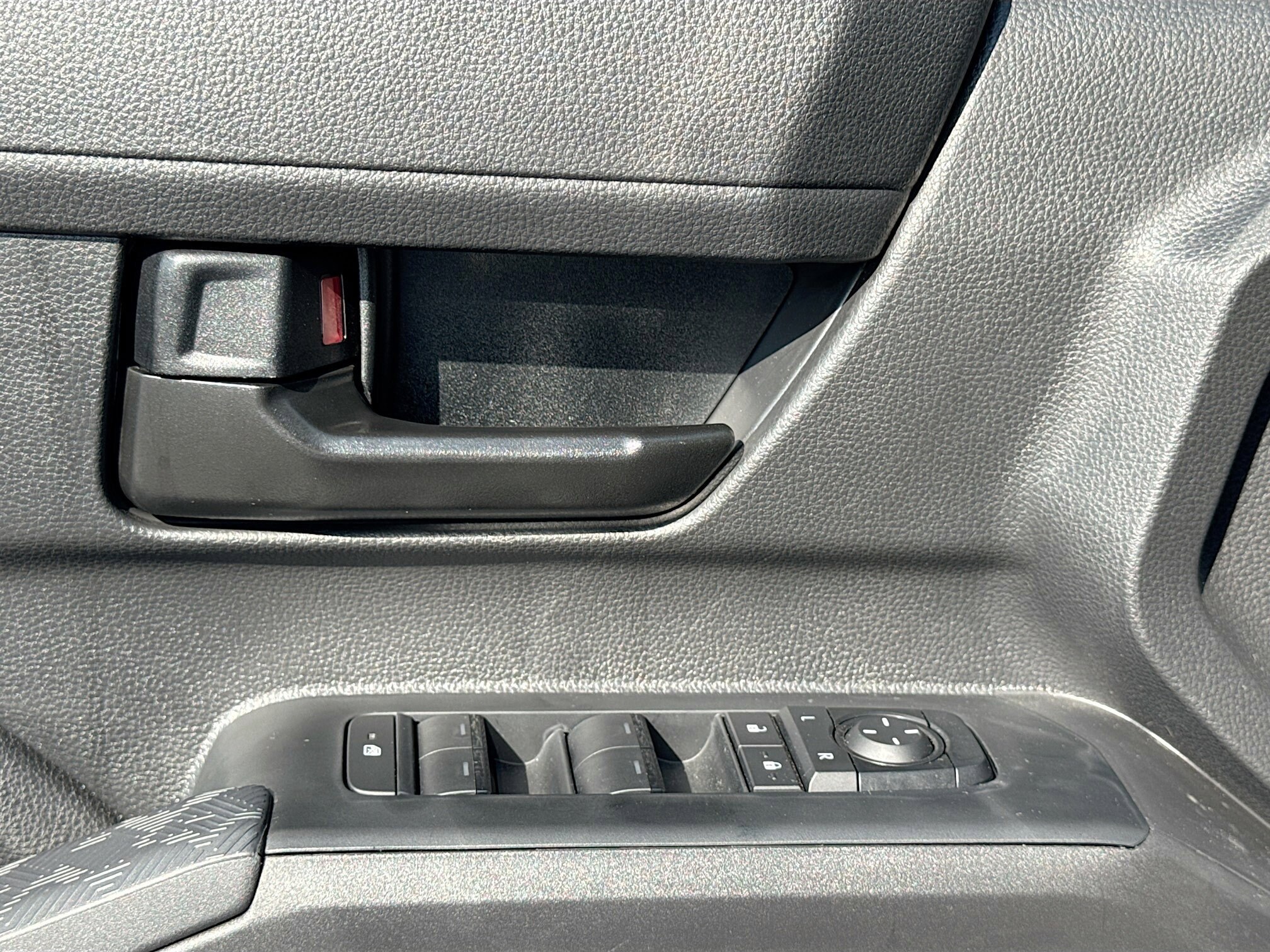 2025 Toyota Tacoma SR5 - Photo 22