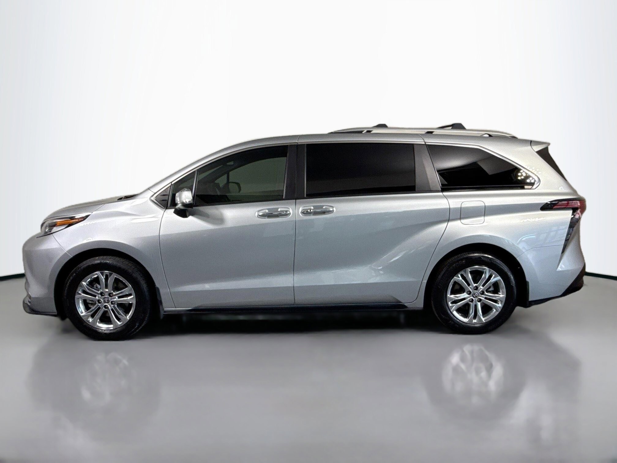 2023 Toyota Sienna Platinum photo 3