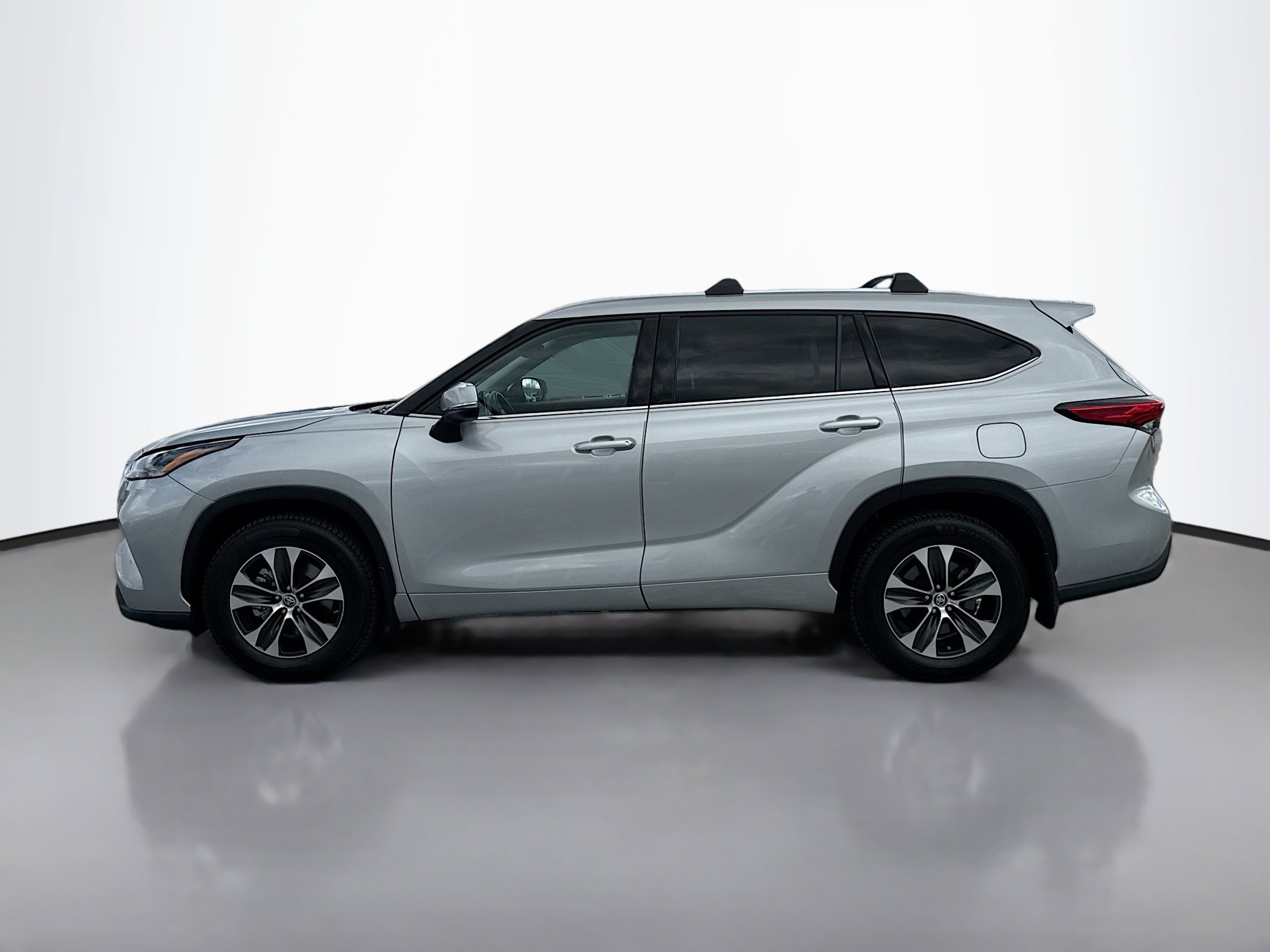 2021 Toyota Highlander XLE photo 3