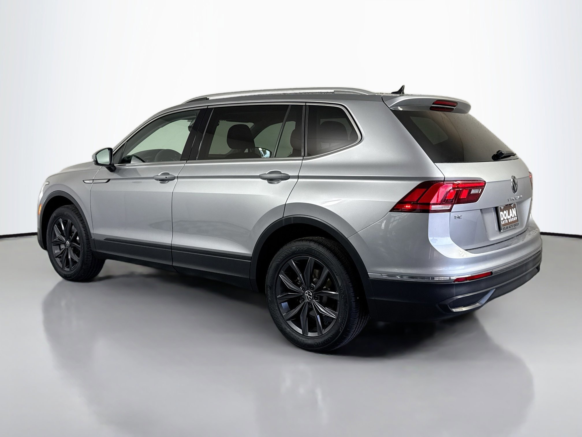 2023 Volkswagen Tiguan SE photo 2
