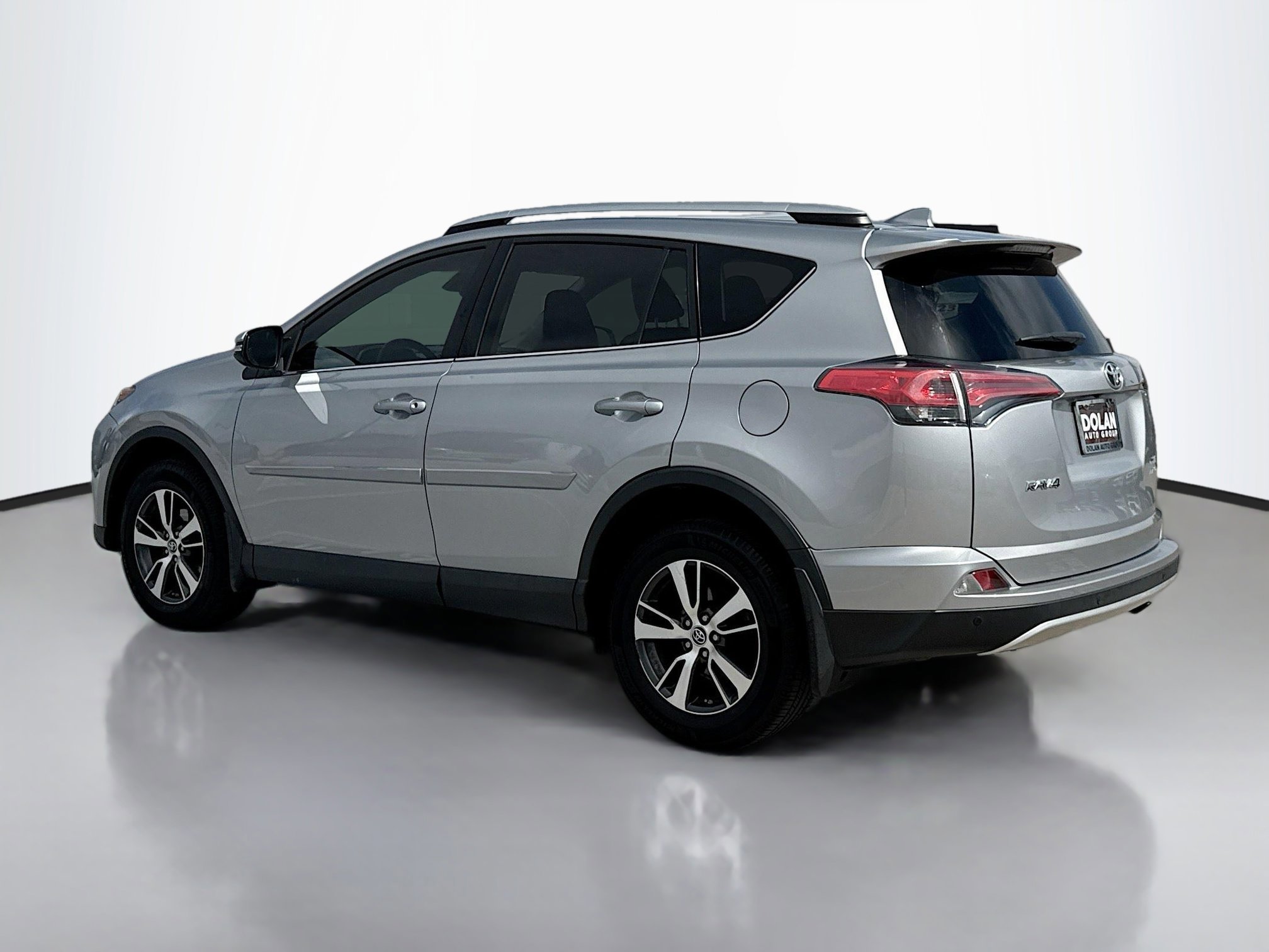 2016 Toyota RAV4 XLE photo 3