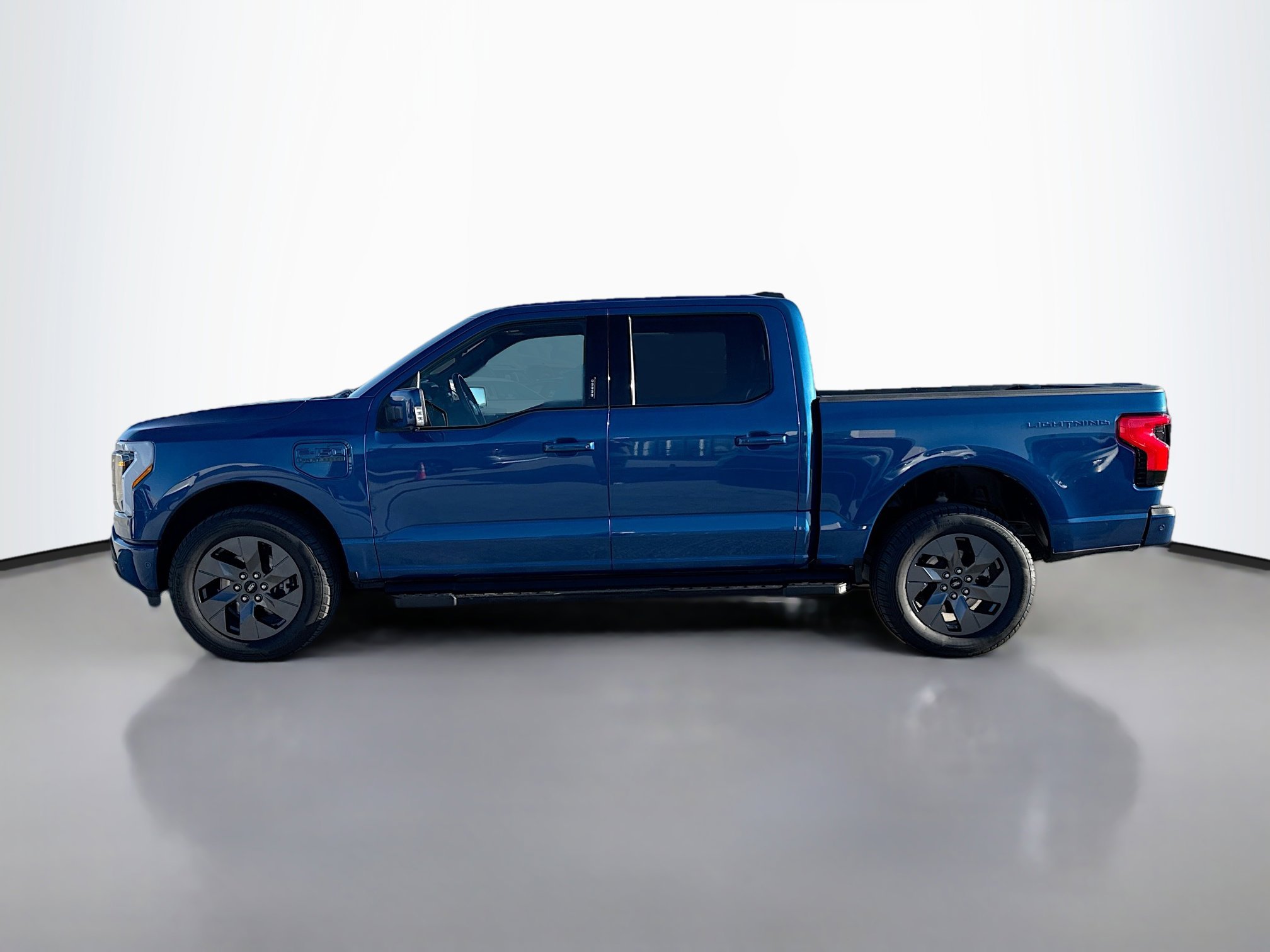 2022 Ford F-150 Lightning Lariat photo 3