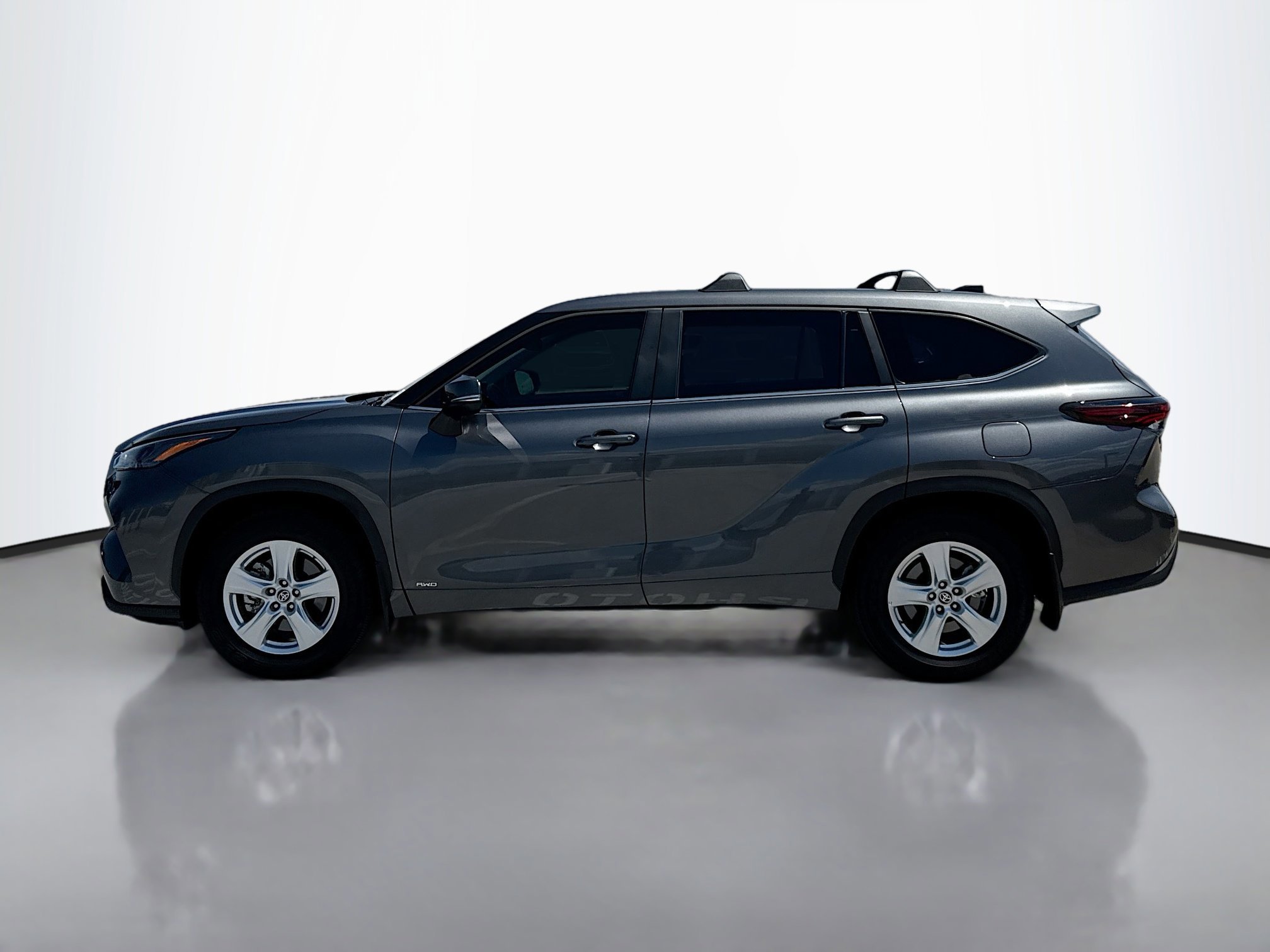 2024 Toyota Highlander Hybrid LE photo 2