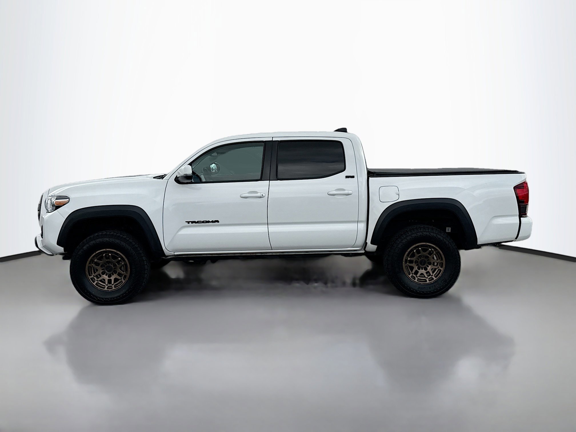 2022 Toyota Tacoma SR5 V6 photo 2