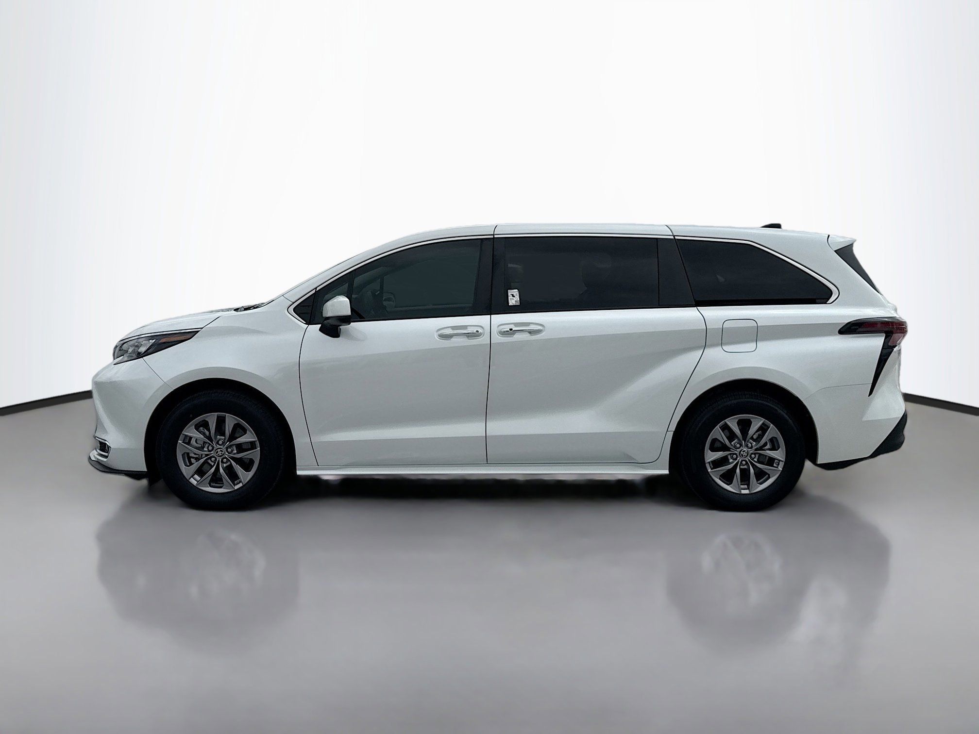 2024 Toyota Sienna XLE photo 2