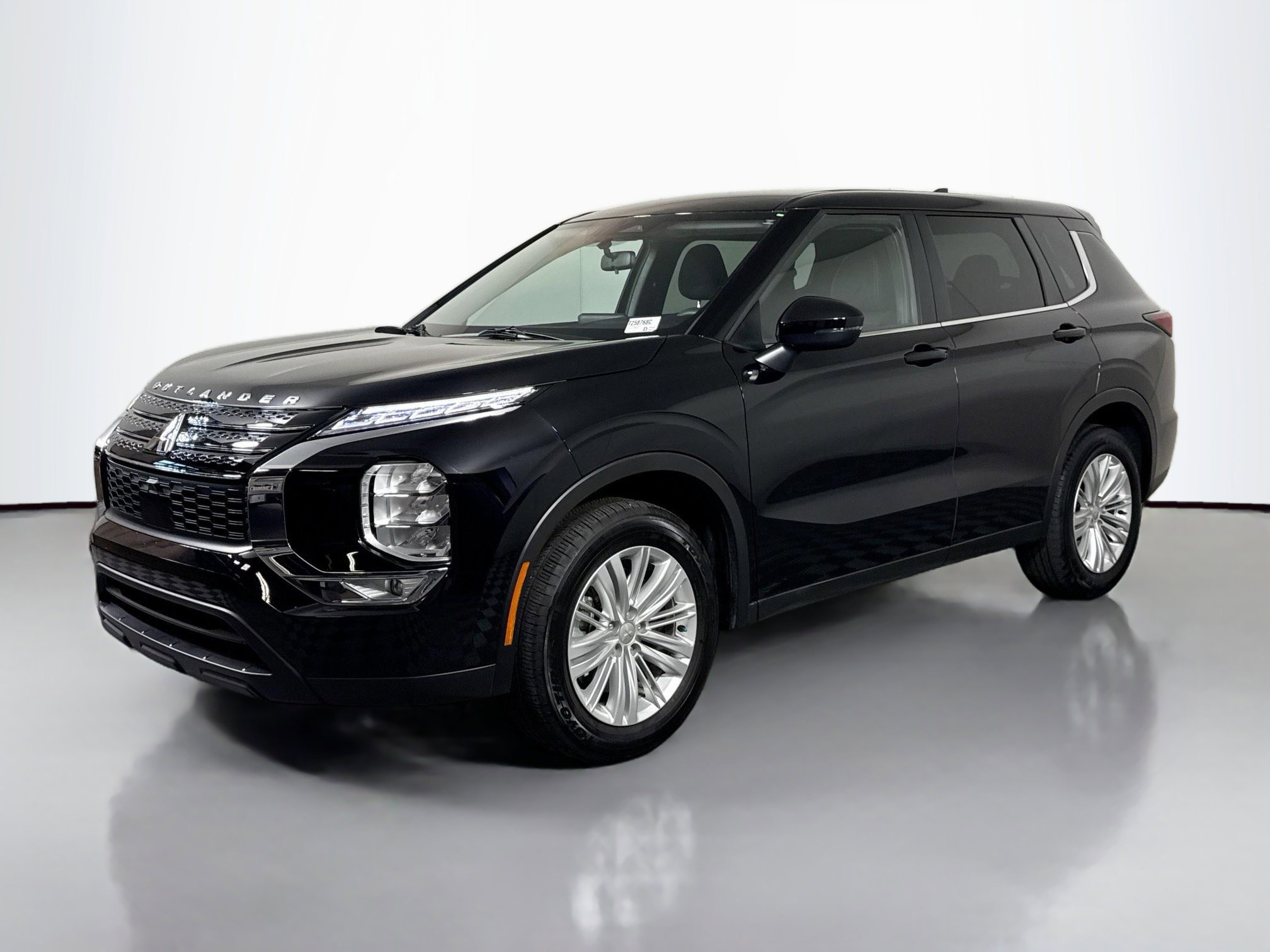 2024 Mitsubishi Outlander ES photo 3