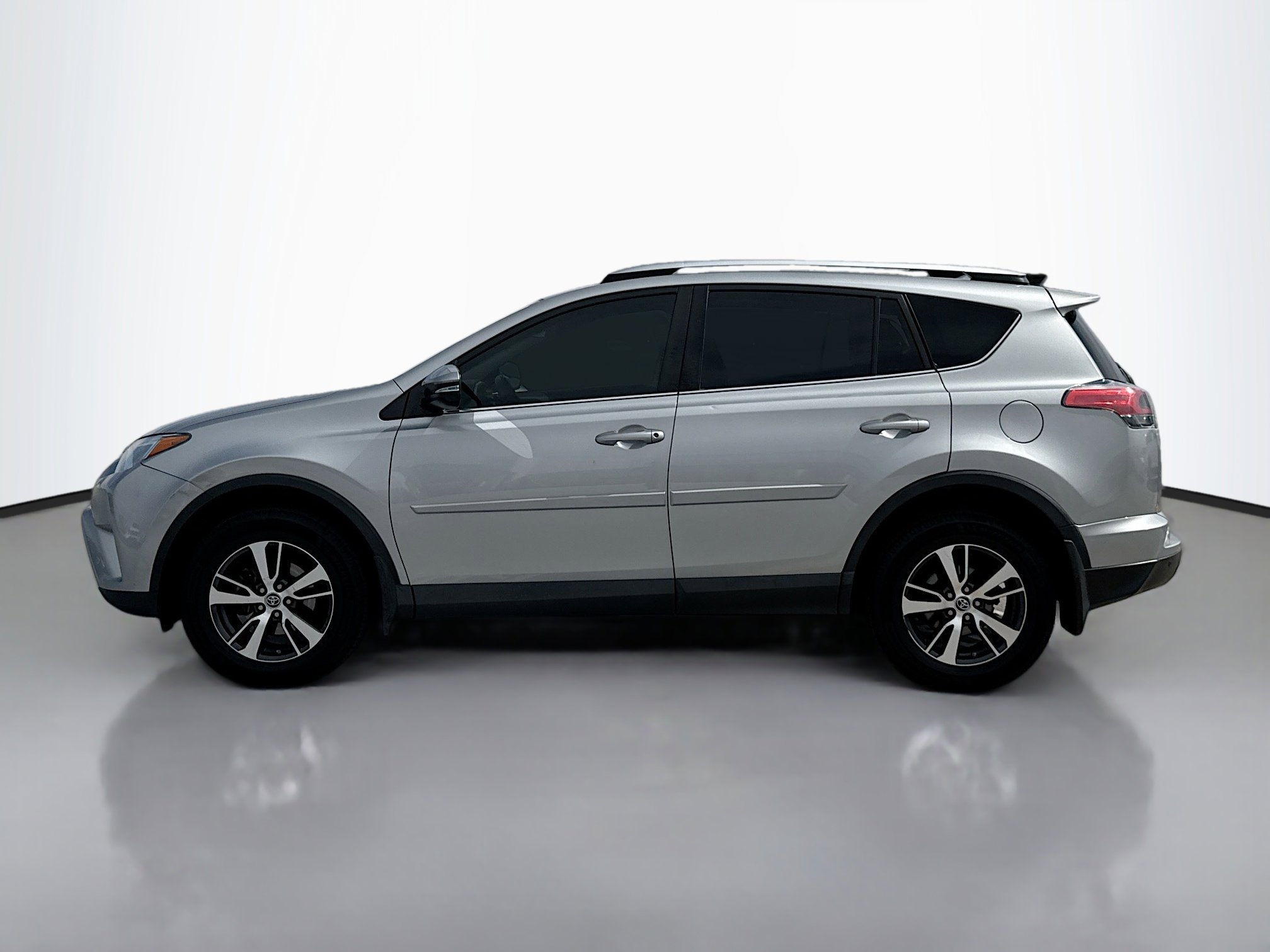 2016 Toyota RAV4 XLE photo 3