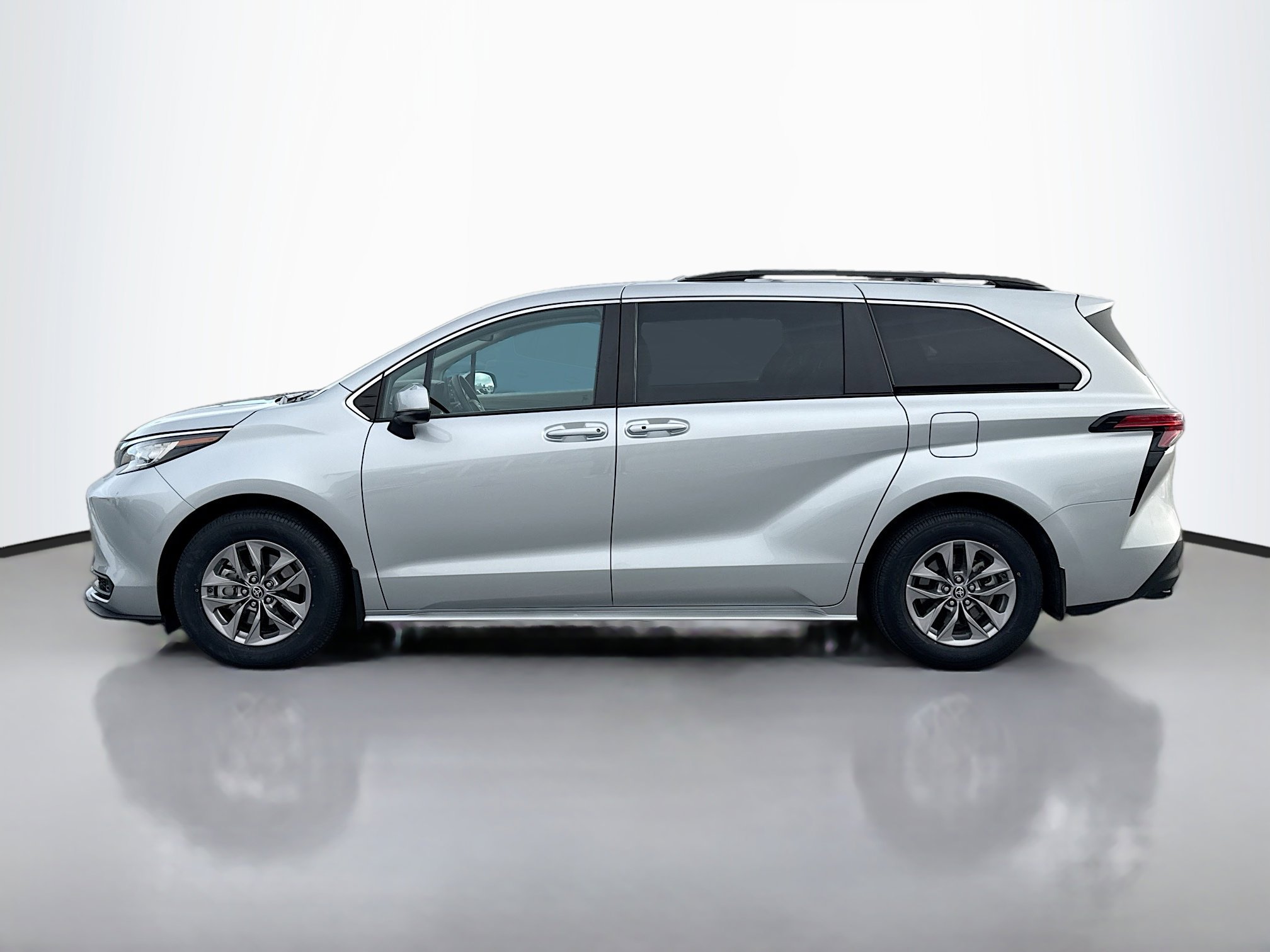 2022 Toyota Sienna LE photo 2