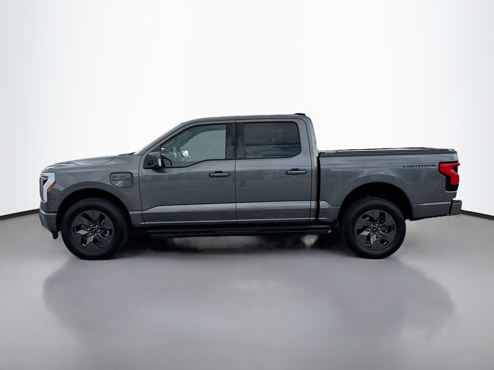 2022 Ford F-150 Lightning Lariat photo 2