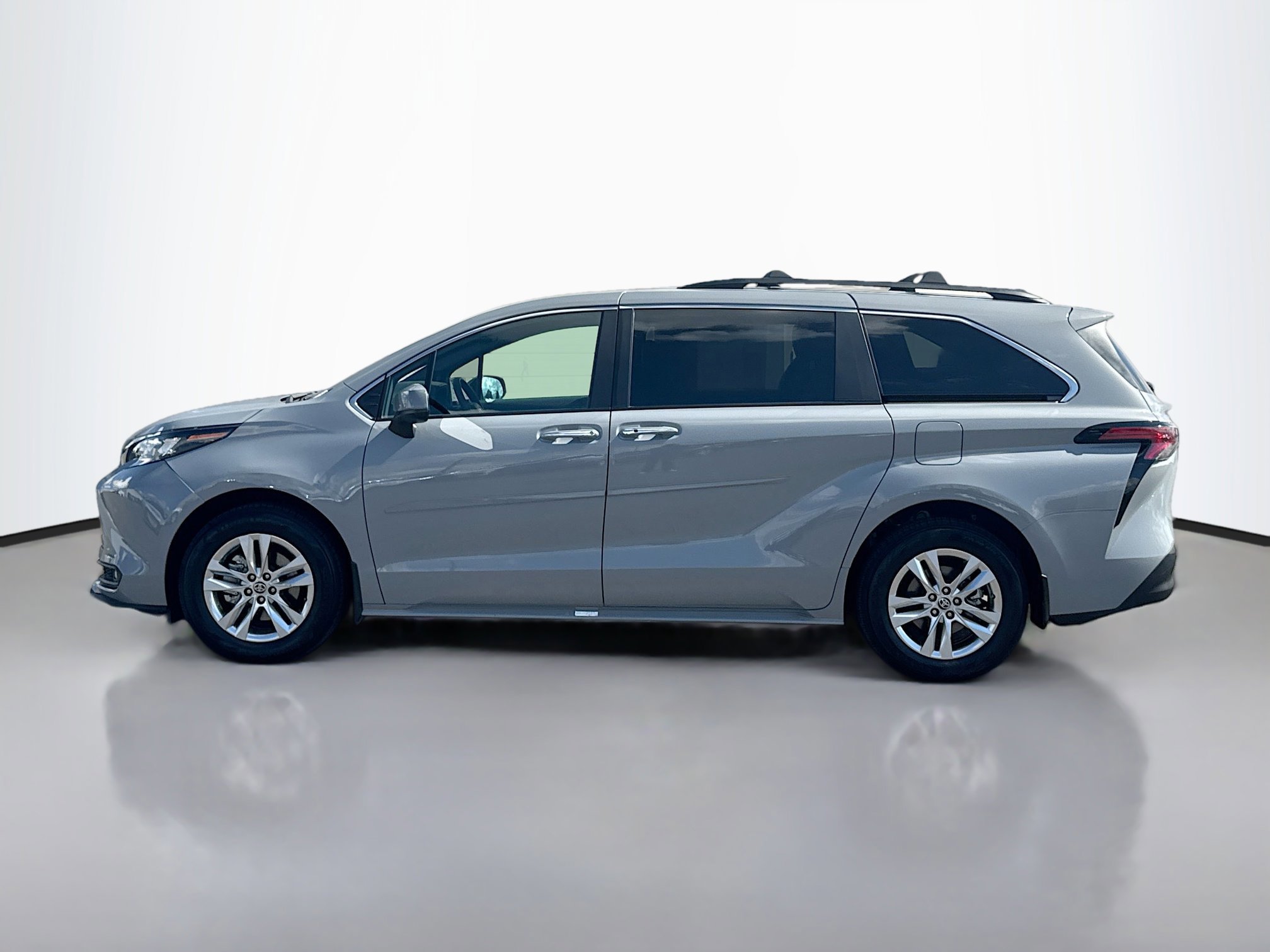 2022 Toyota Sienna XLE Woodland Edition photo 2