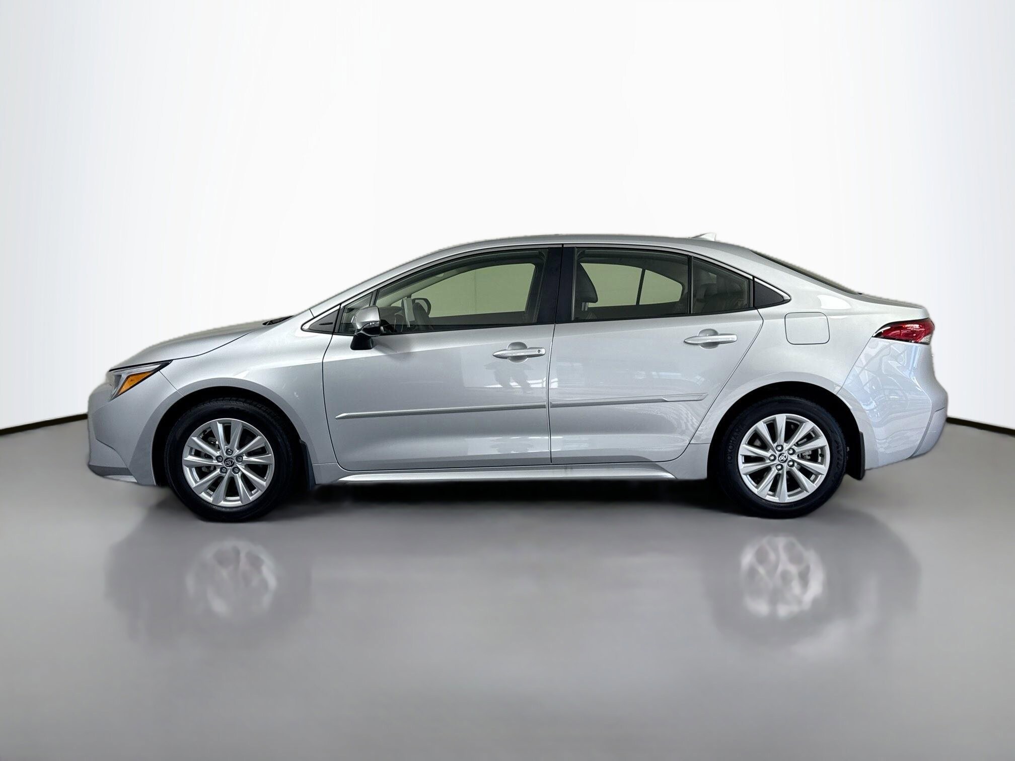 2025 Toyota Corolla Hybrid XLE photo 2