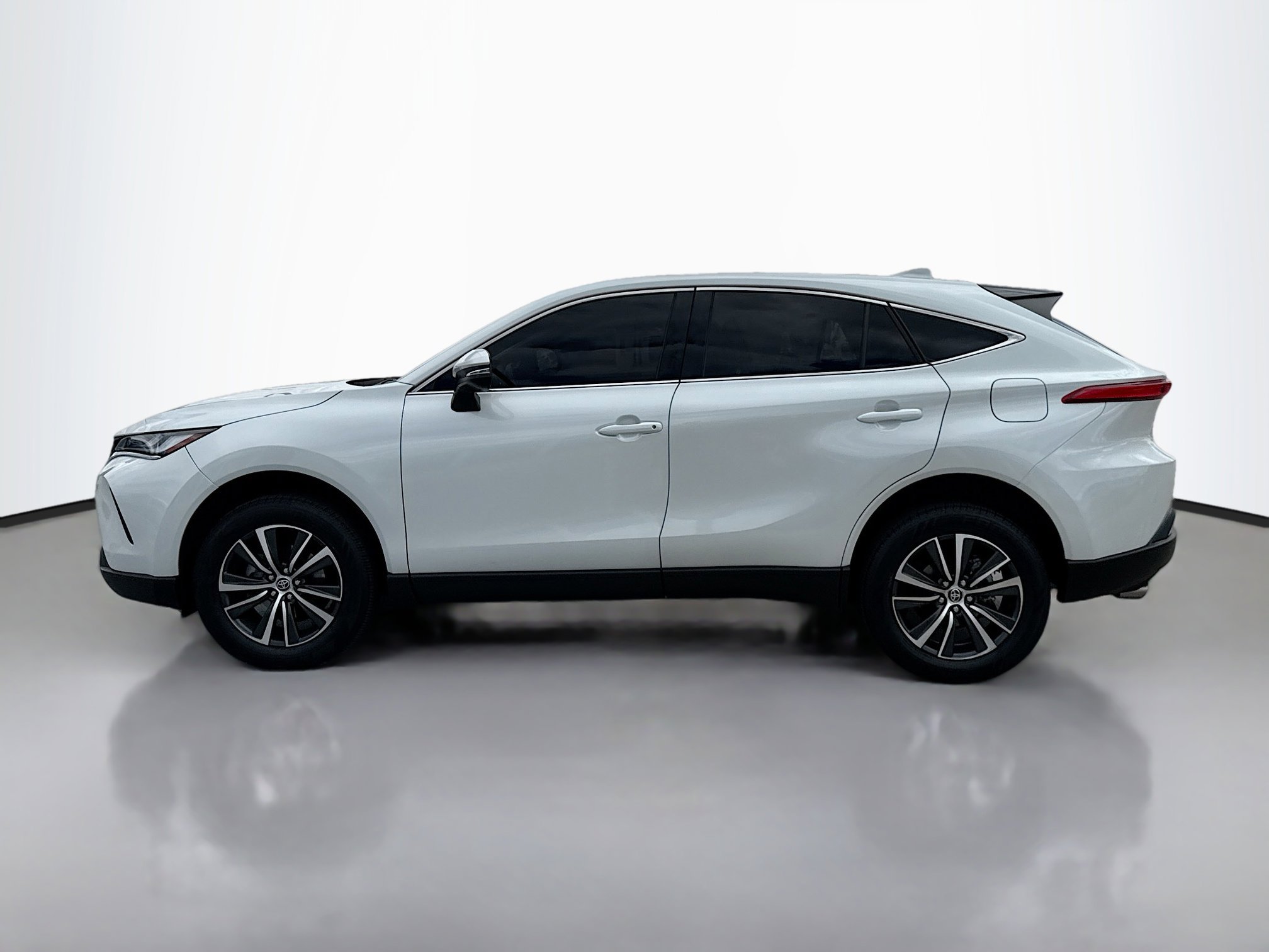 2023 Toyota Venza LE photo 3