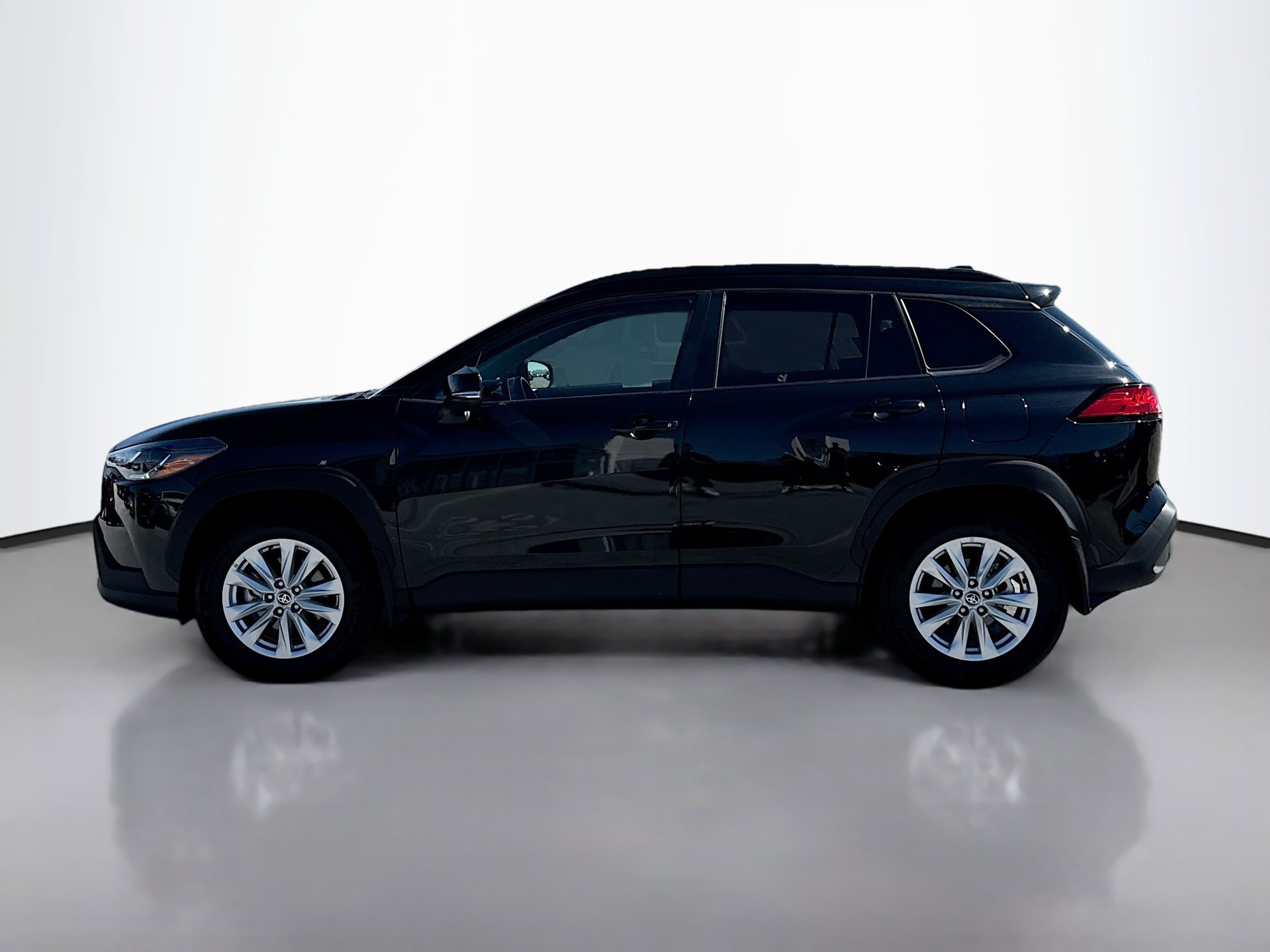 2024 Toyota Corolla Cross LE photo 2