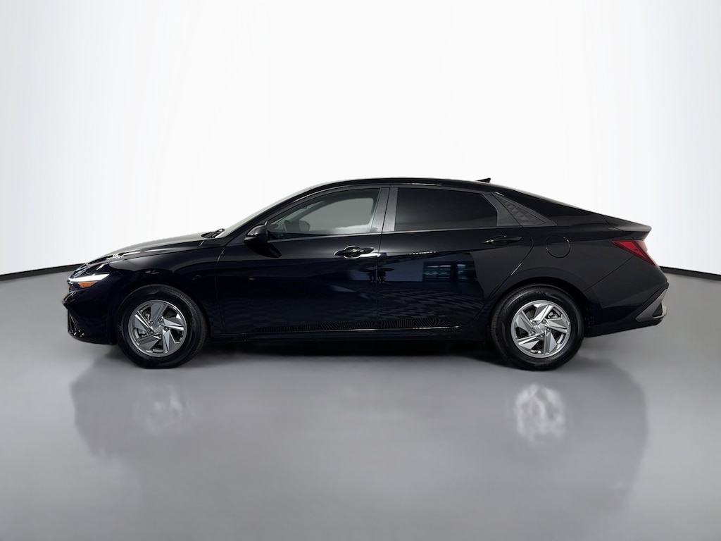 Used 2025 Hyundai Elantra SE Sedan