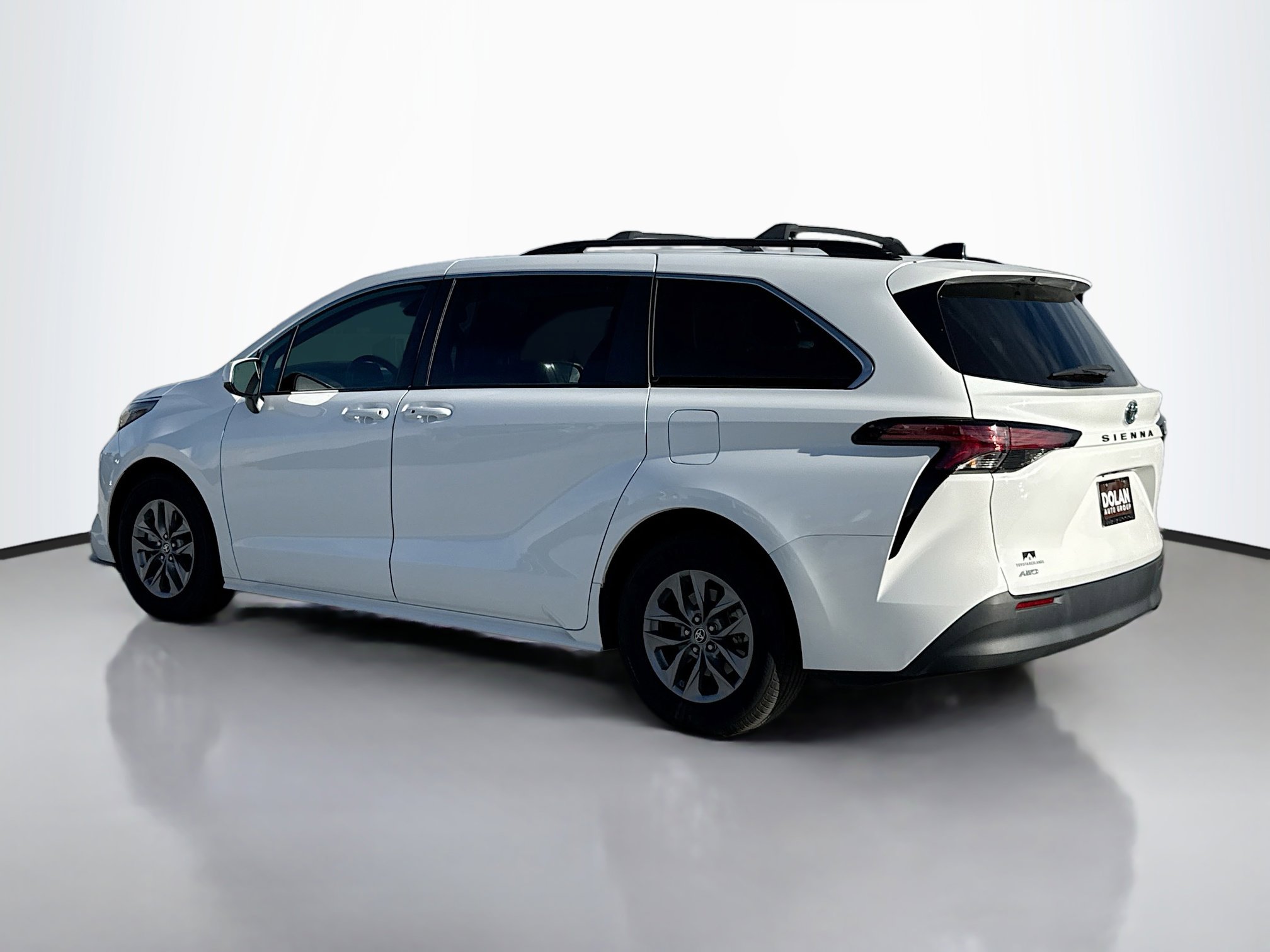 2022 Toyota Sienna LE photo 4