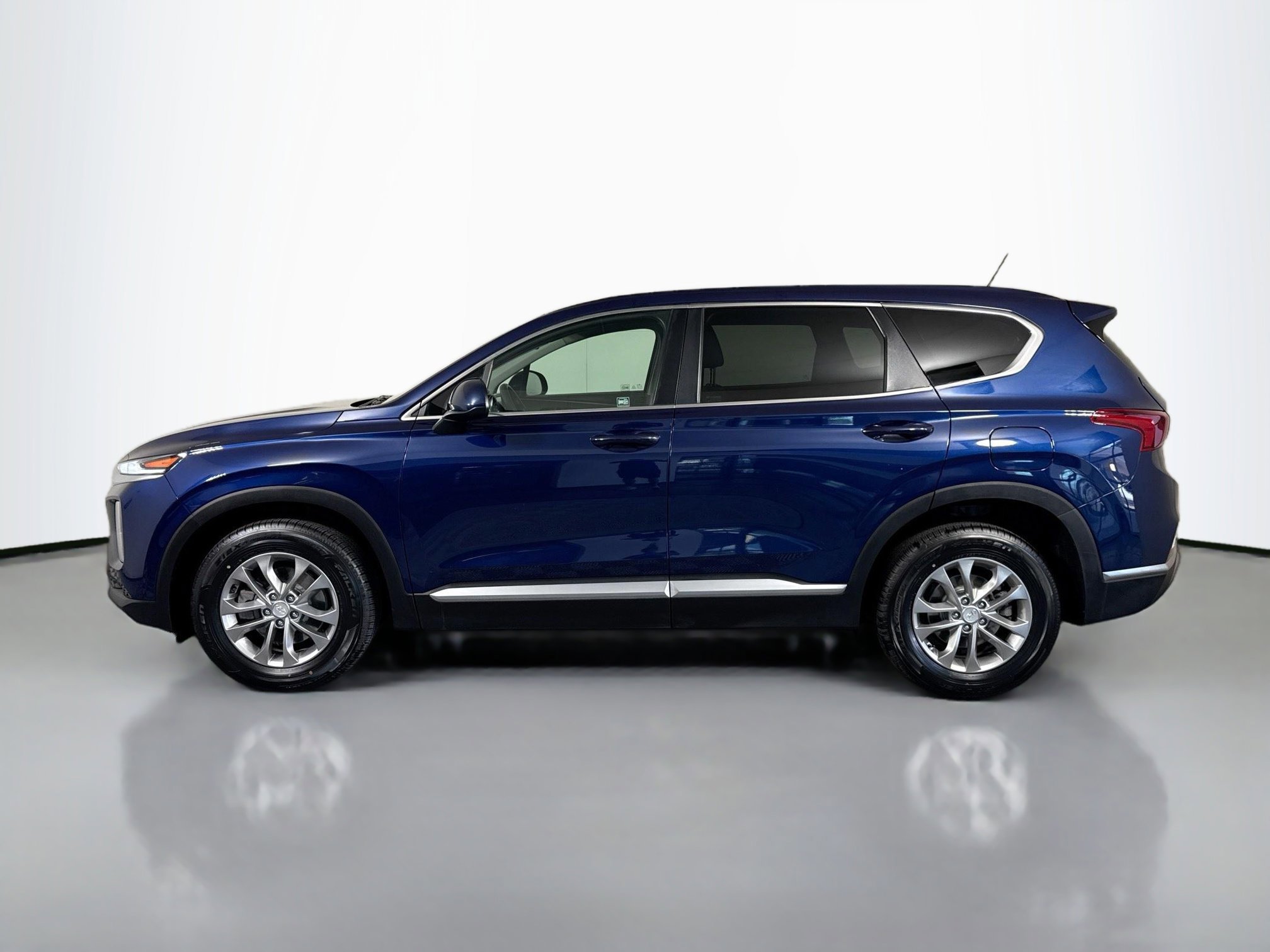 2020 Hyundai Santa Fe SE photo 2