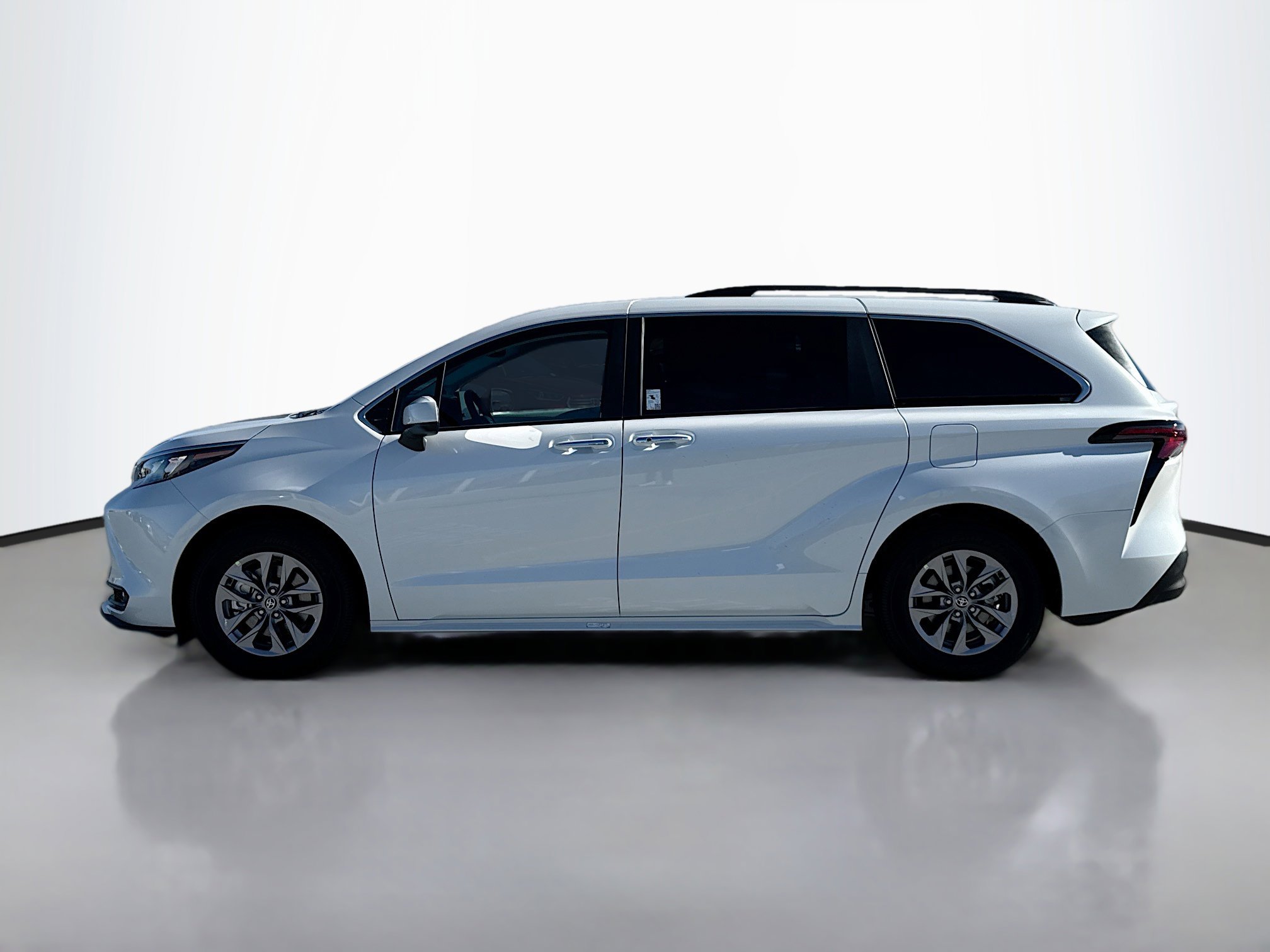 2025 Toyota Sienna XLE photo 3