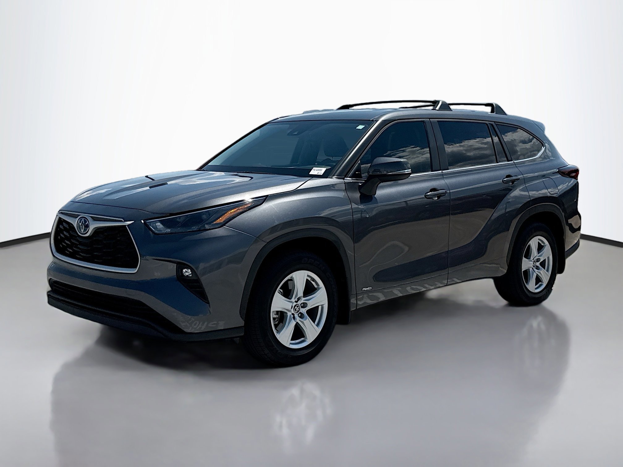 2024 Toyota Highlander Hybrid LE photo 4