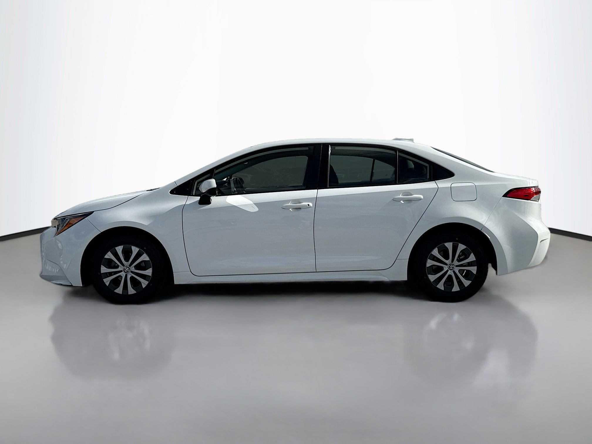 2022 Toyota Corolla Hybrid LE photo 2
