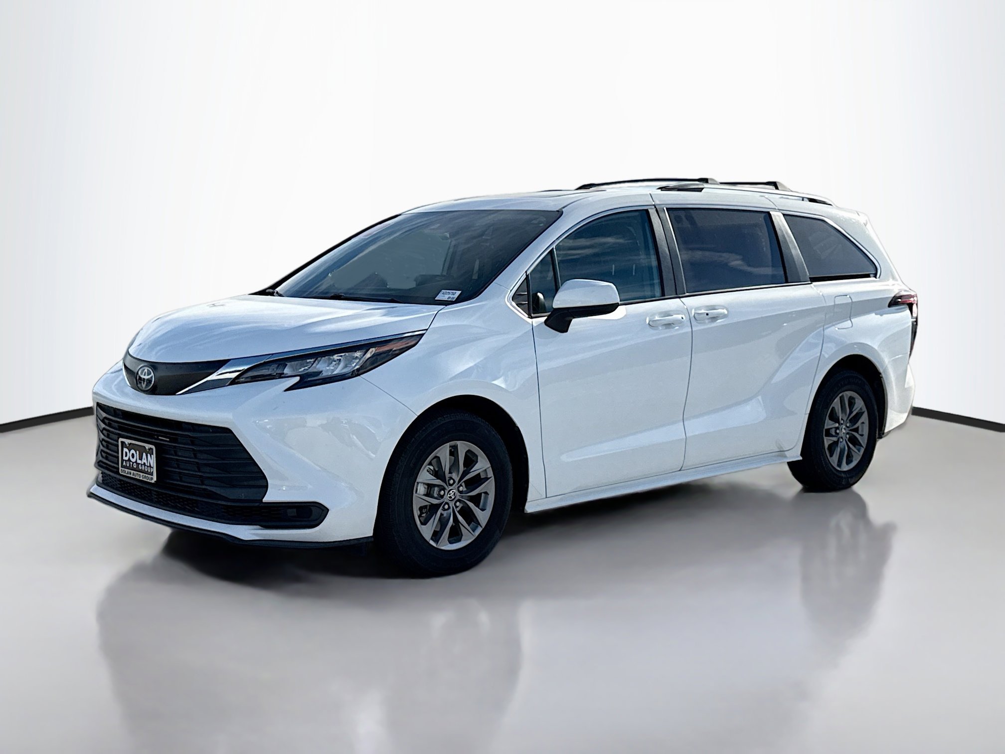 2022 Toyota Sienna LE photo 2