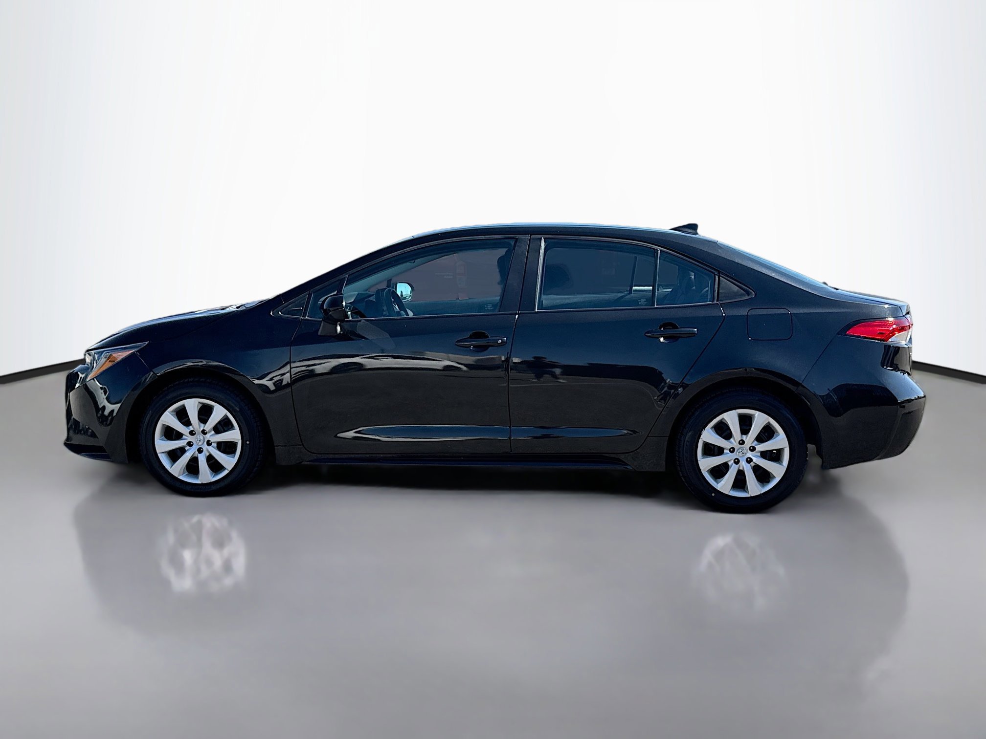 2022 Toyota Corolla LE photo 2