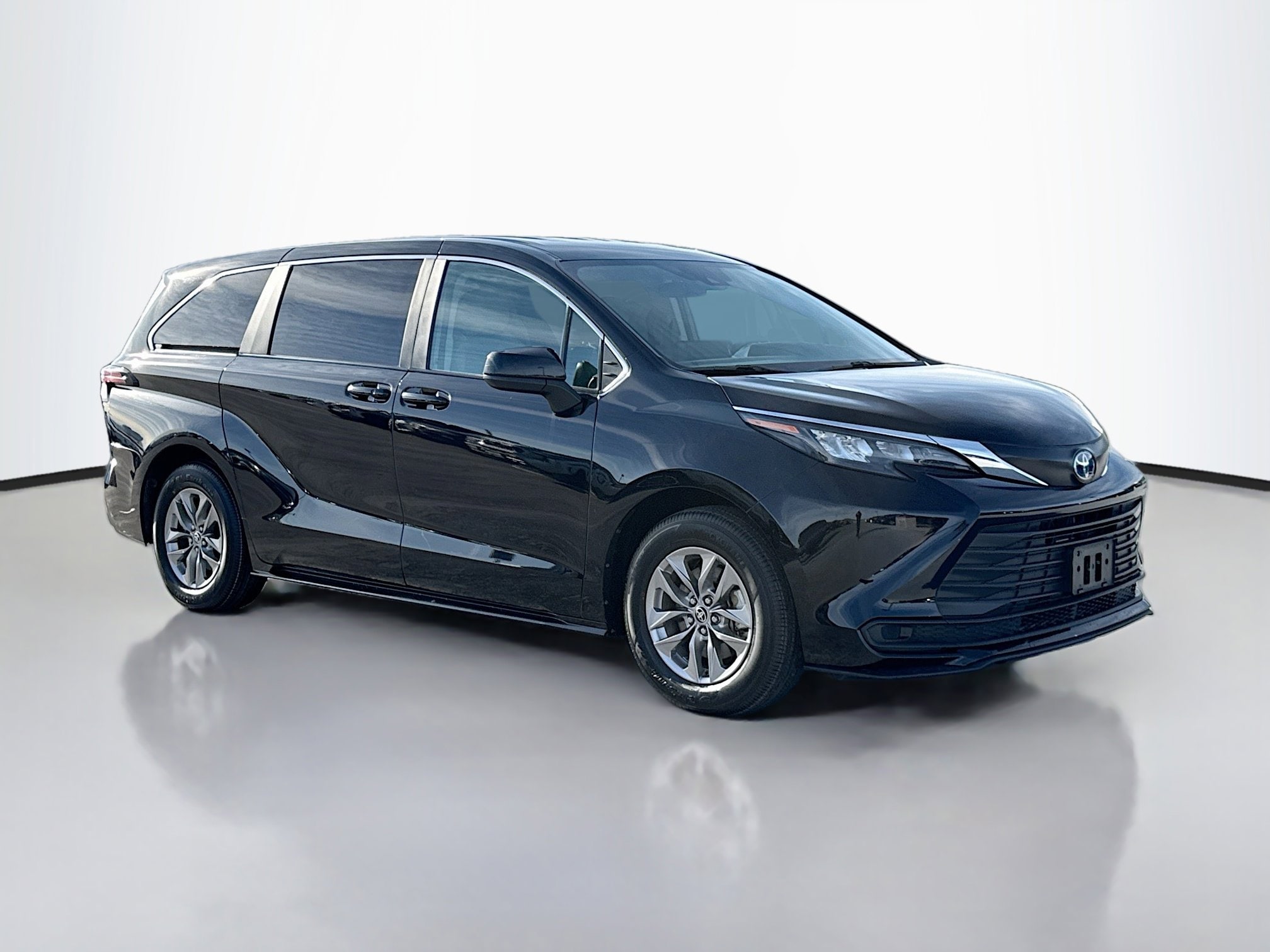 2024 Toyota Sienna LE's photo
