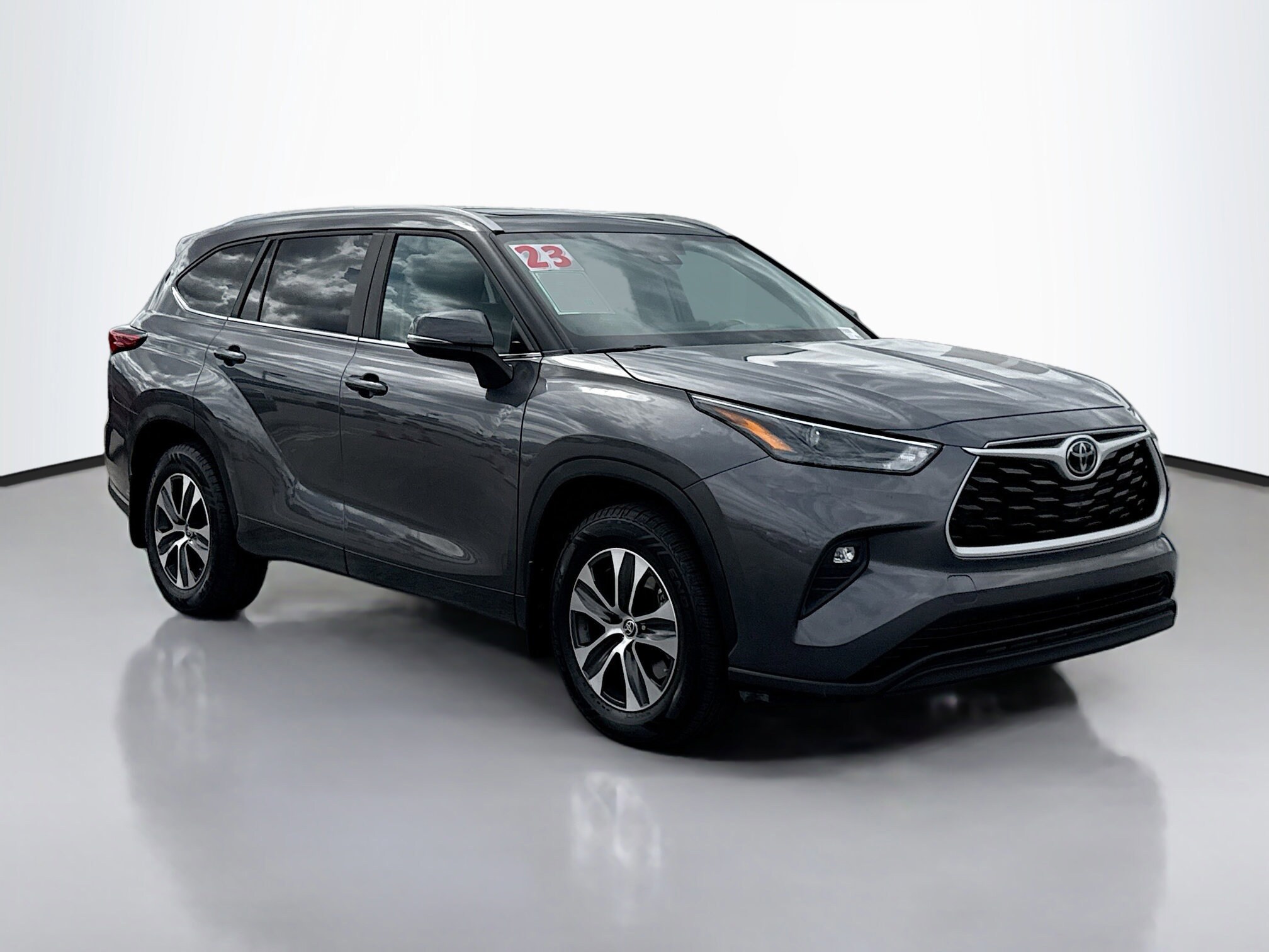 2023 Toyota Highlander XLE photo 2