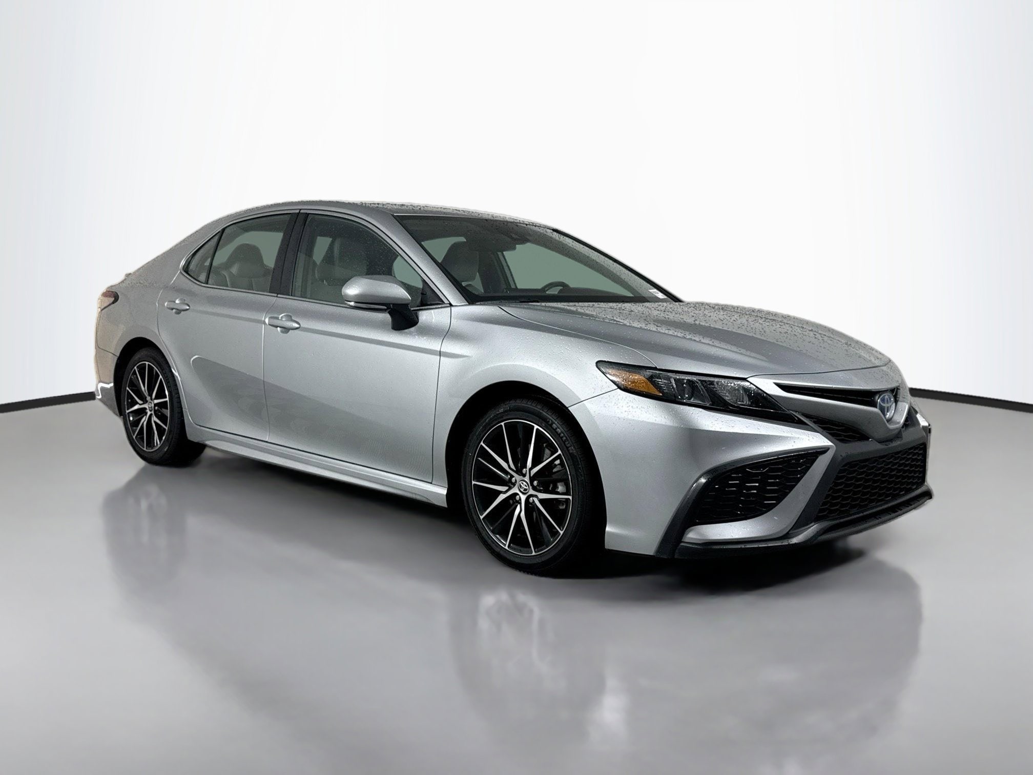 2024 Toyota Camry SE Hybrid's photo