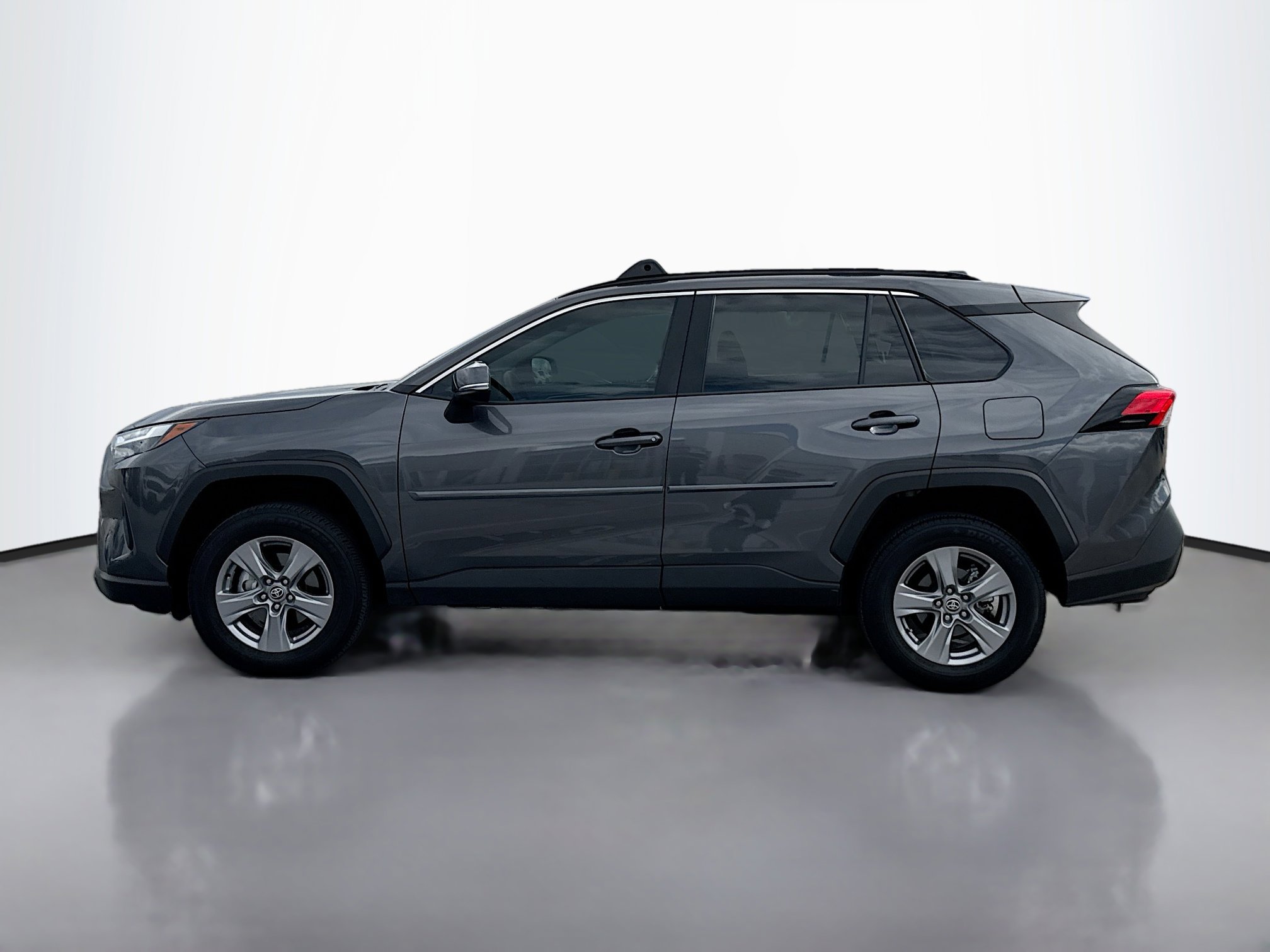 2022 Toyota RAV4 XLE photo 2