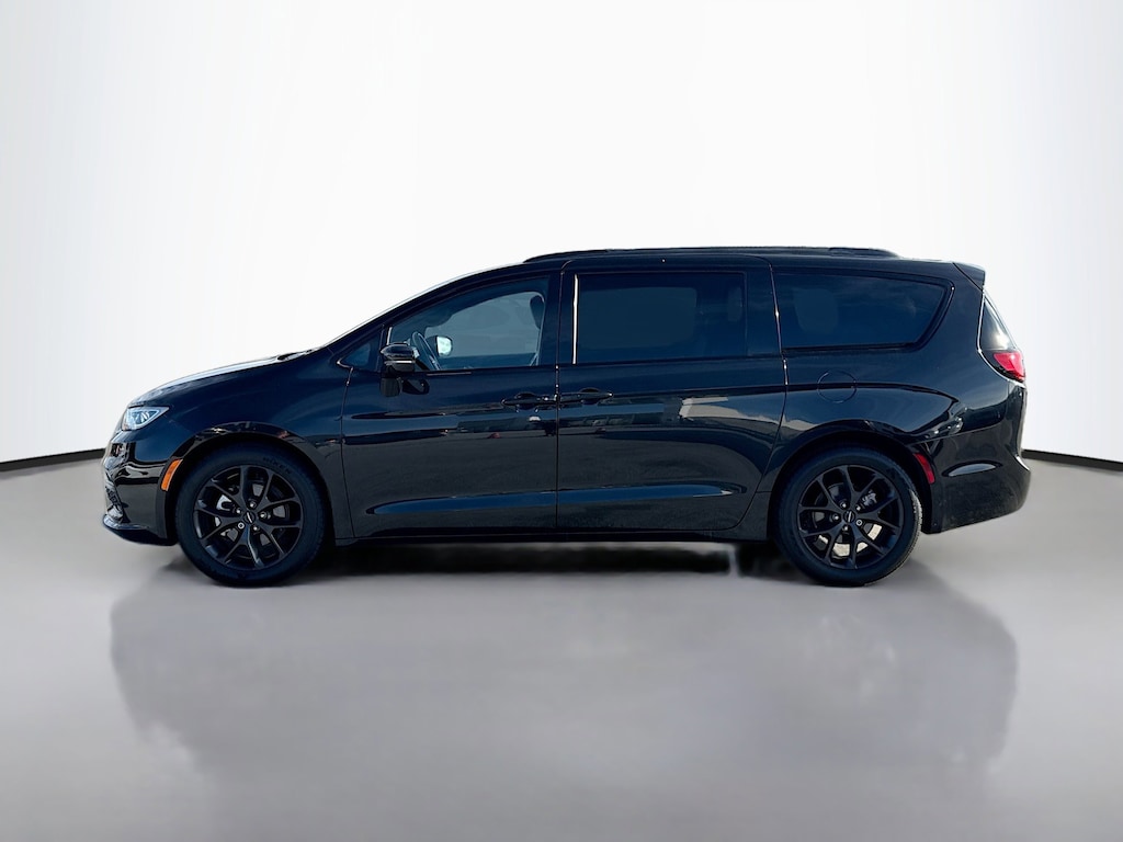 Used 2023 Chrysler Pacifica Limited Van Passenger Van