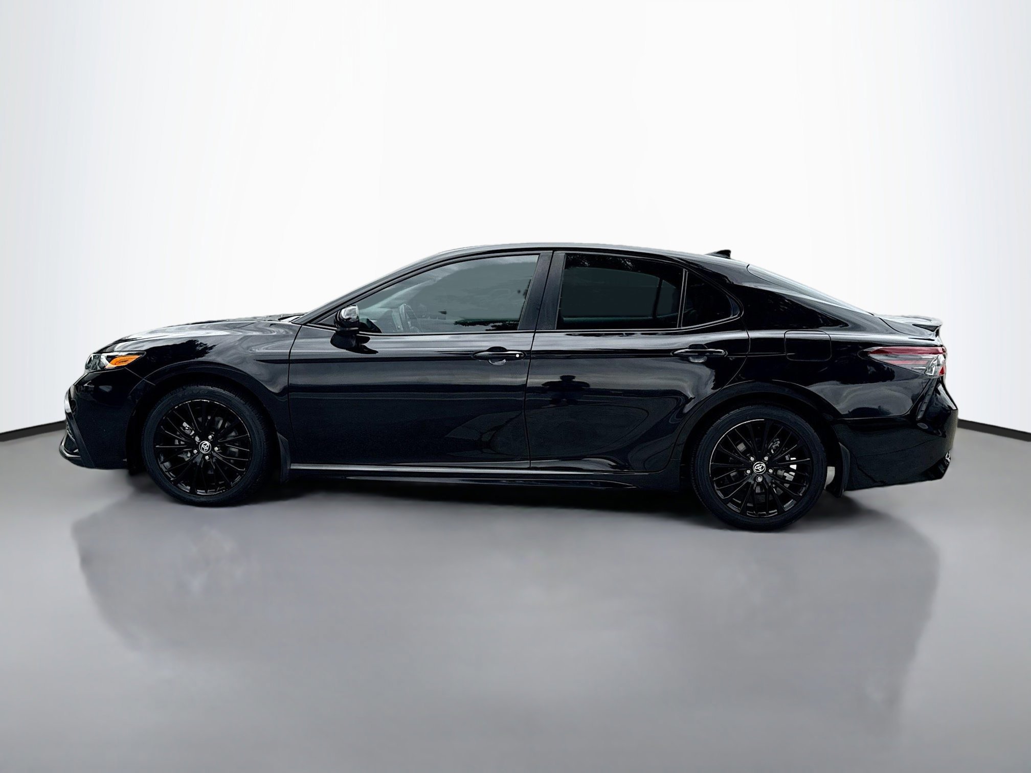 2021 Toyota Camry SE photo 2