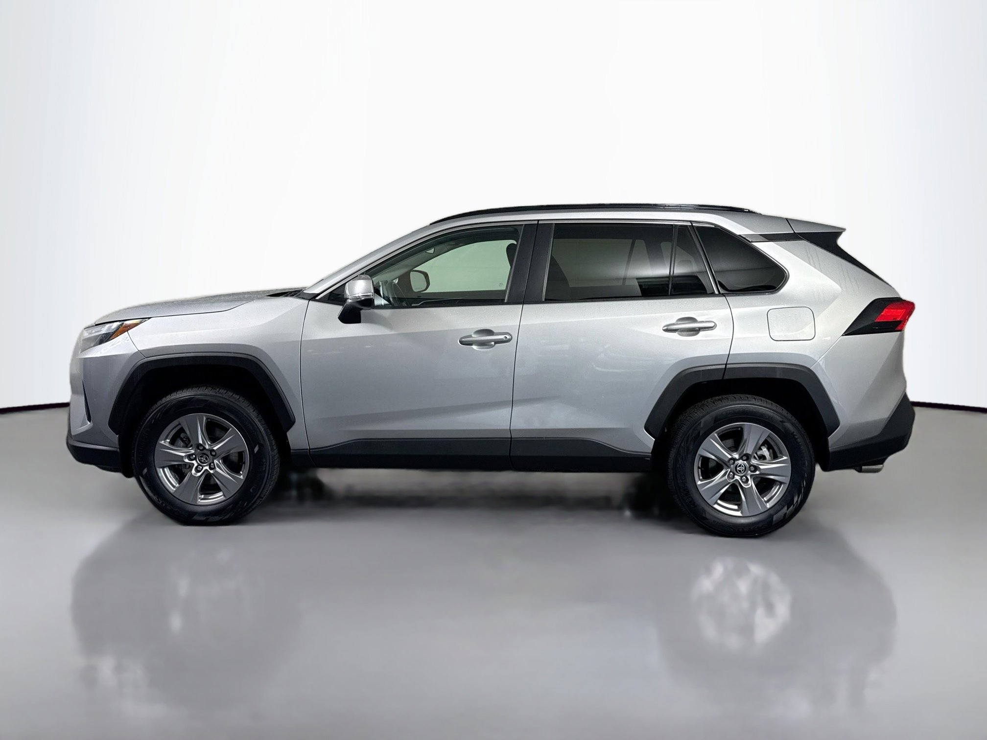 2023 Toyota RAV4 XLE photo 3