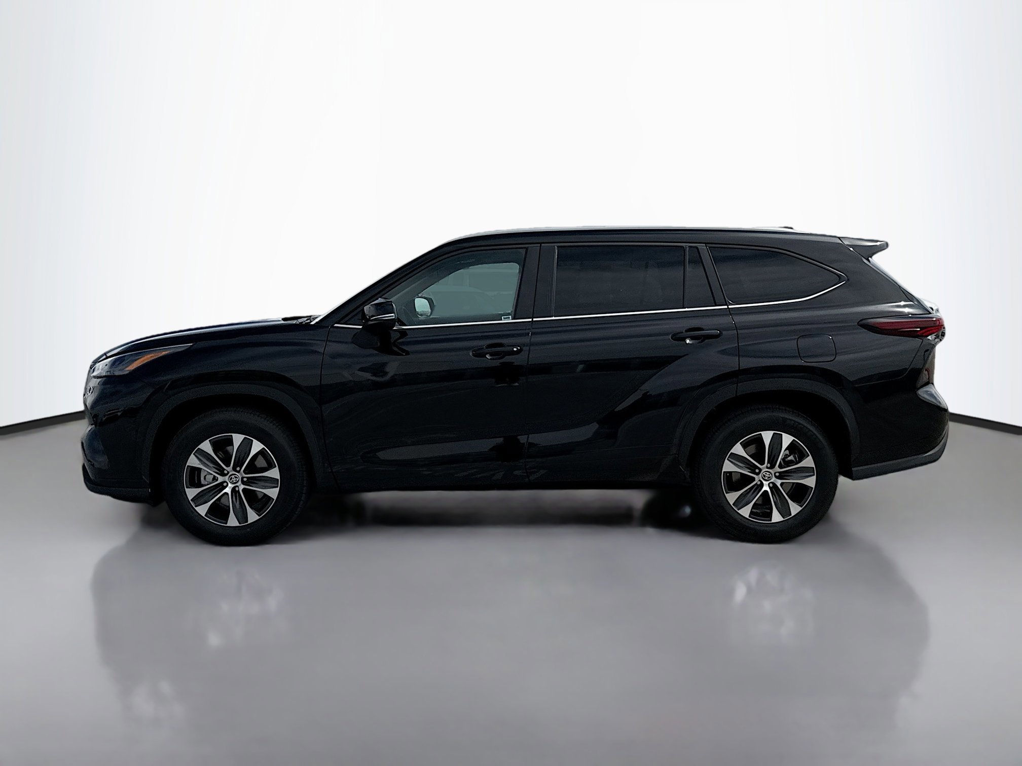 2025 Toyota Highlander XLE photo 2