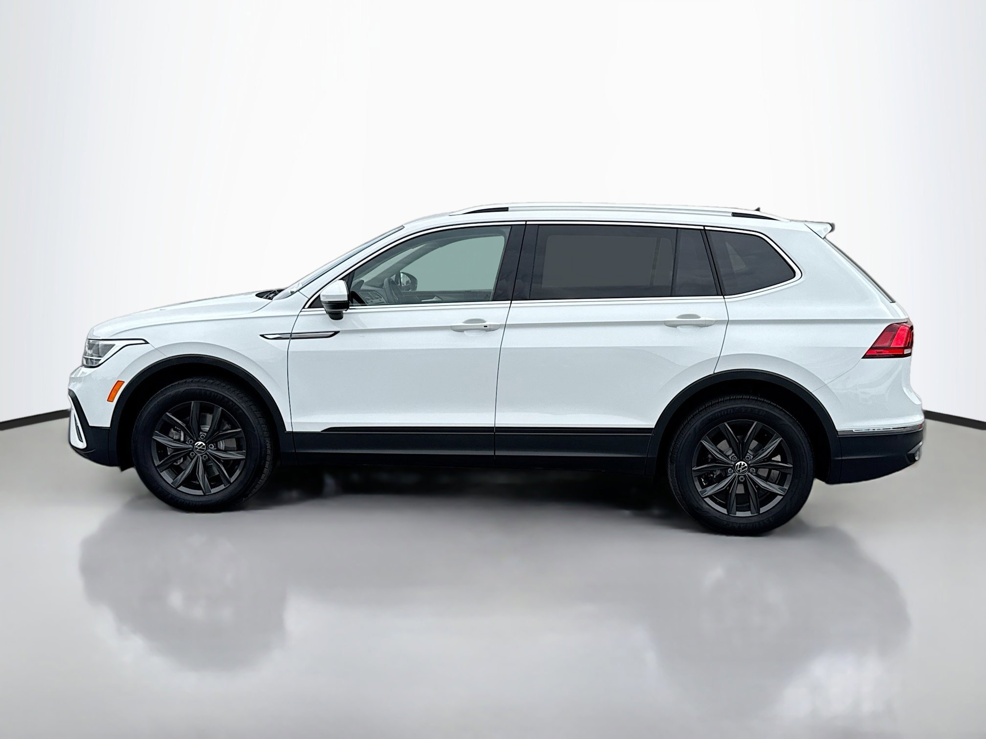 2024 Volkswagen Tiguan SE Wolfsburg Edition photo 2