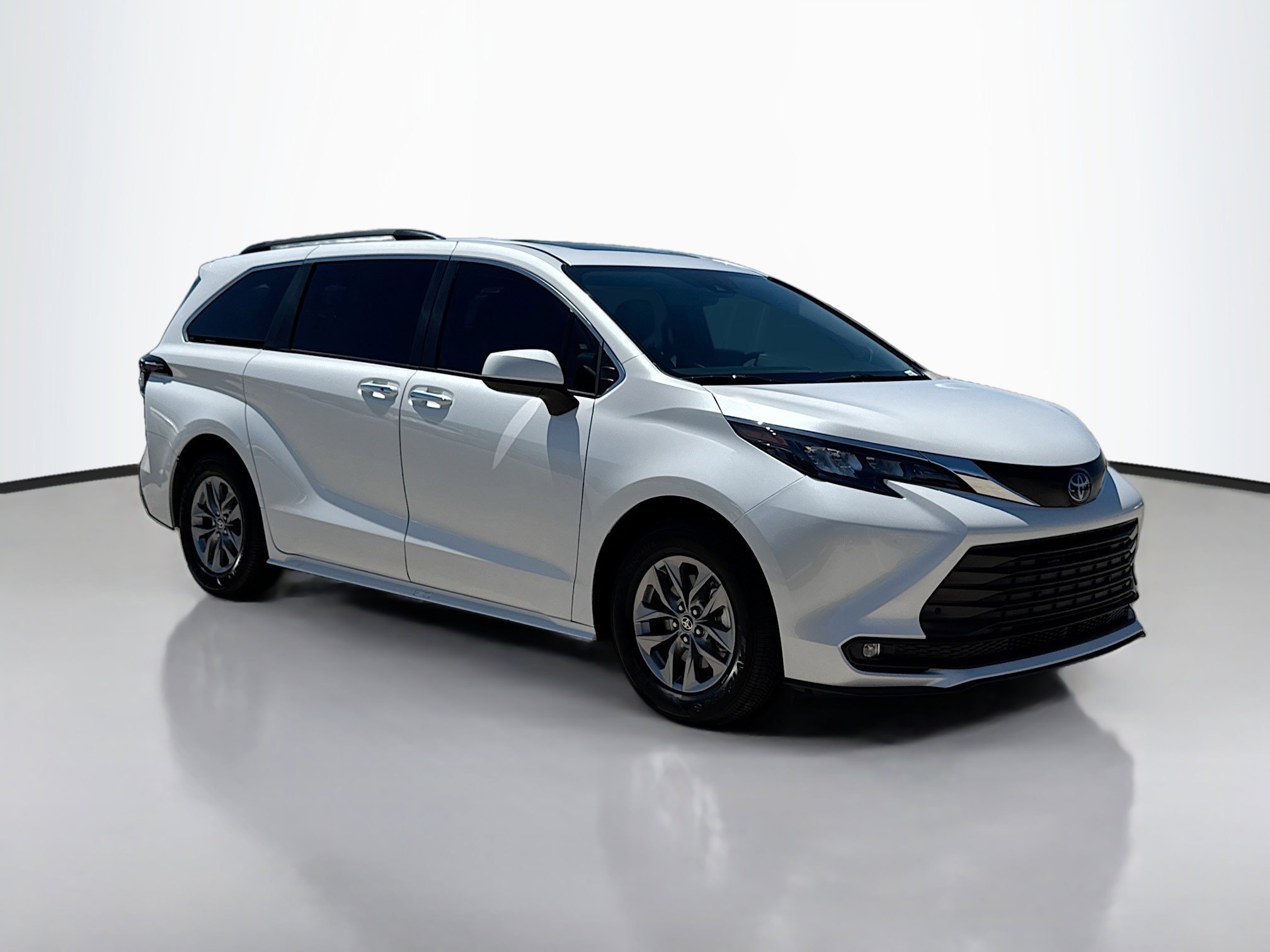 2025 Toyota Sienna XLE 7-Passenger Hybrid AWD's photo