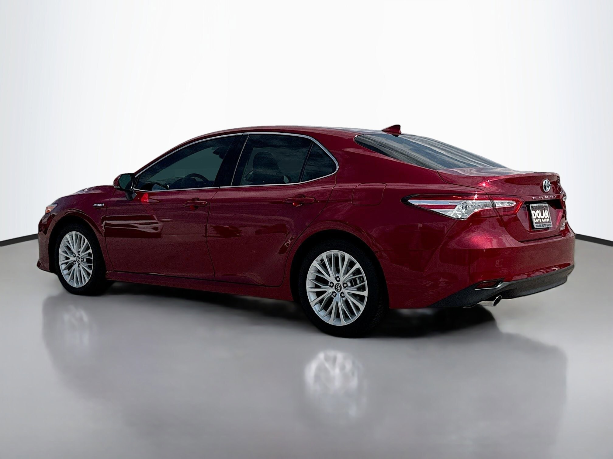 2020 Toyota Camry Hybrid XLE photo 2