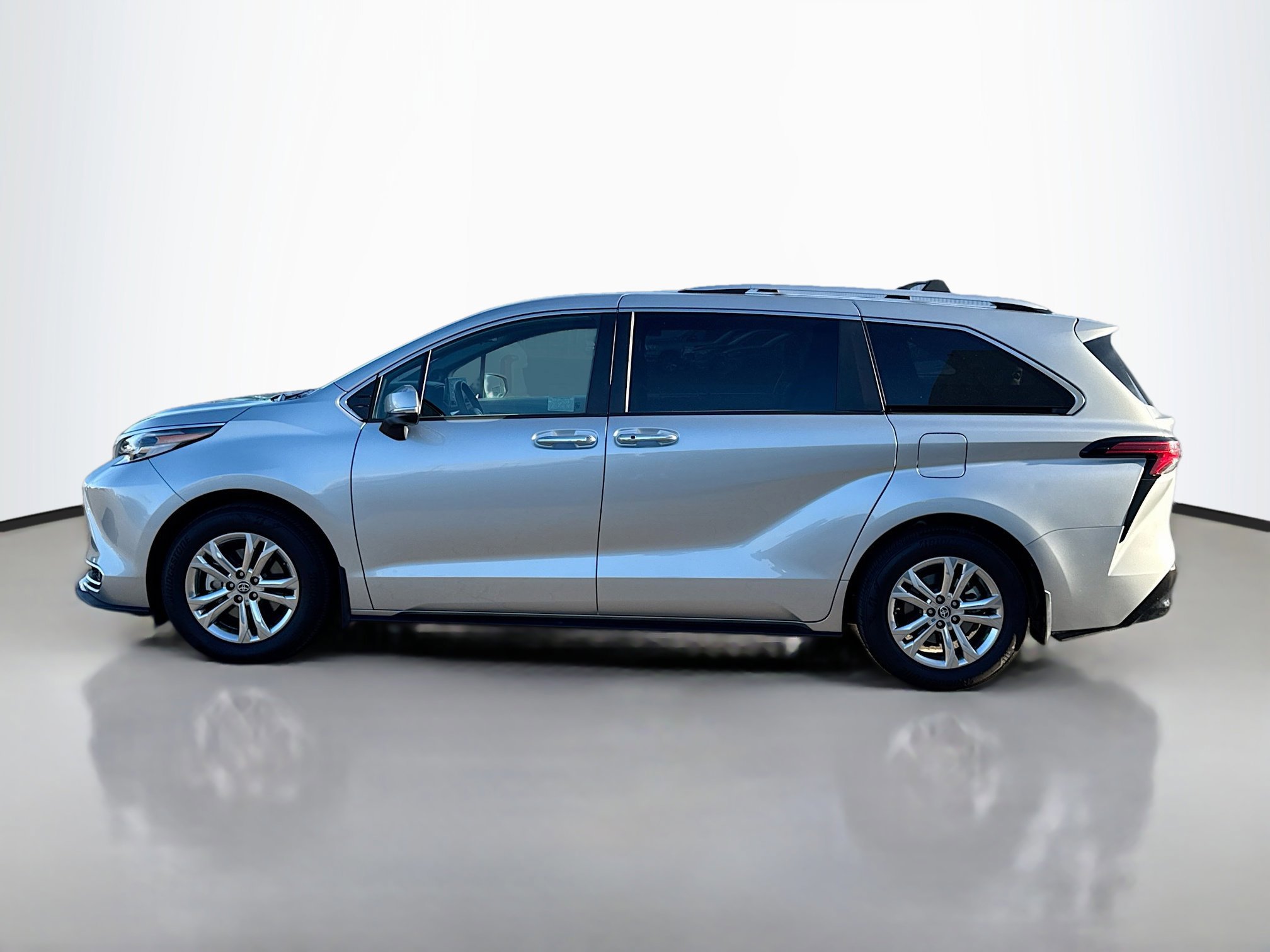 2023 Toyota Sienna Platinum photo 4