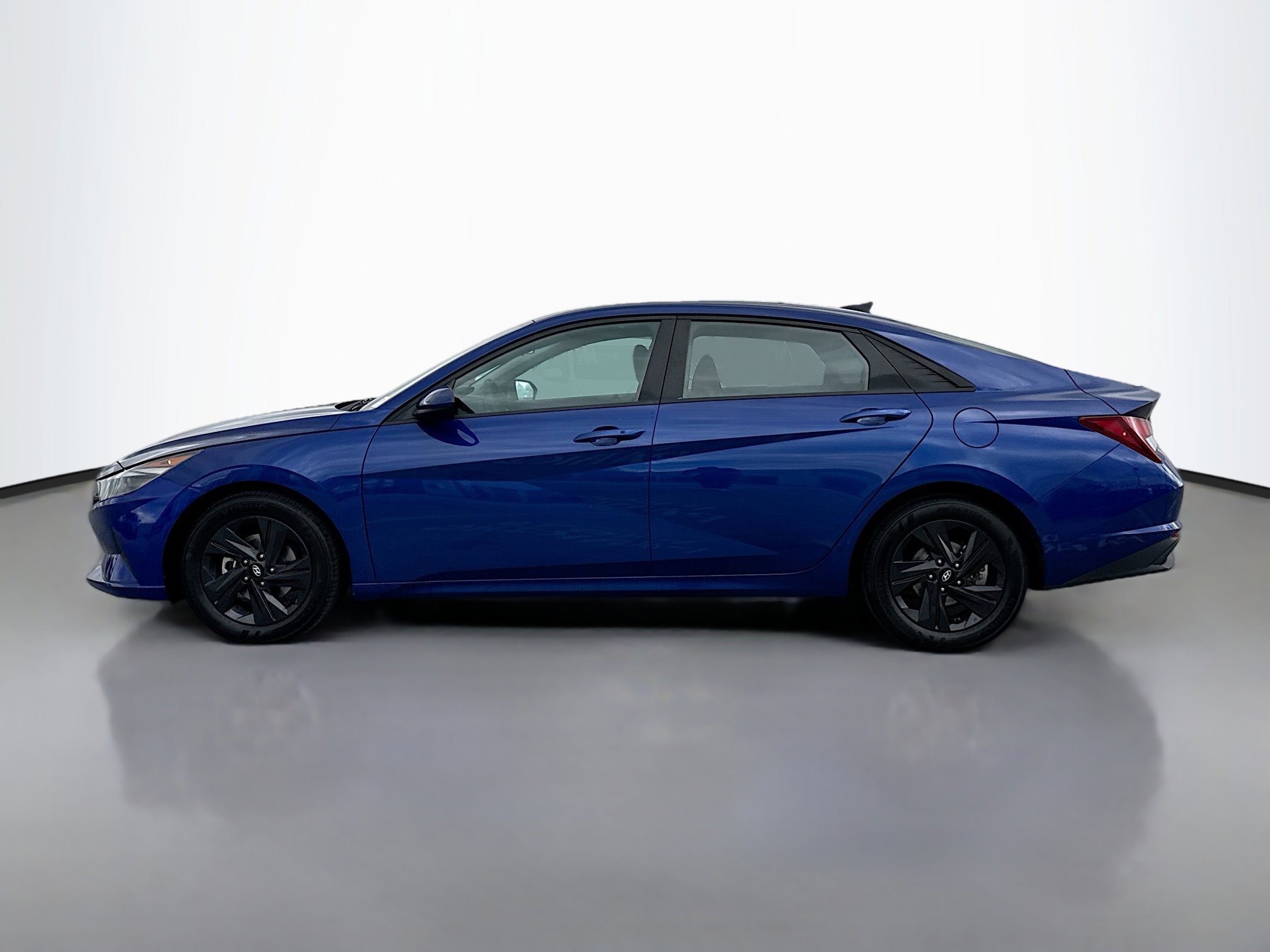 2023 Hyundai Elantra SEL photo 3