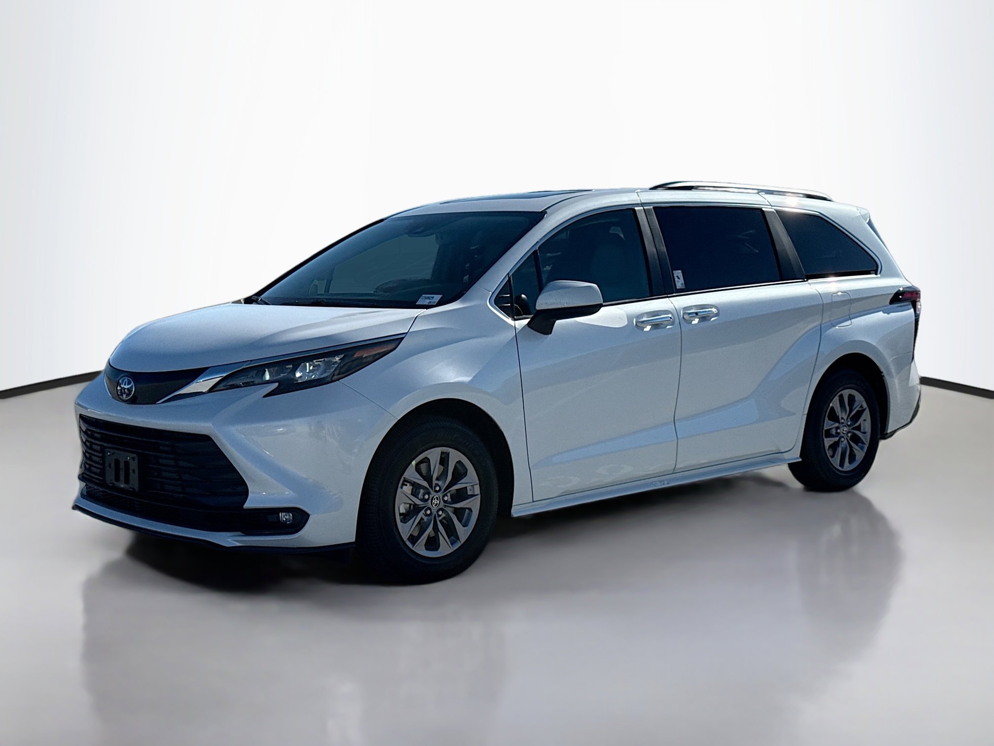 2025 Toyota Sienna XLE photo 2