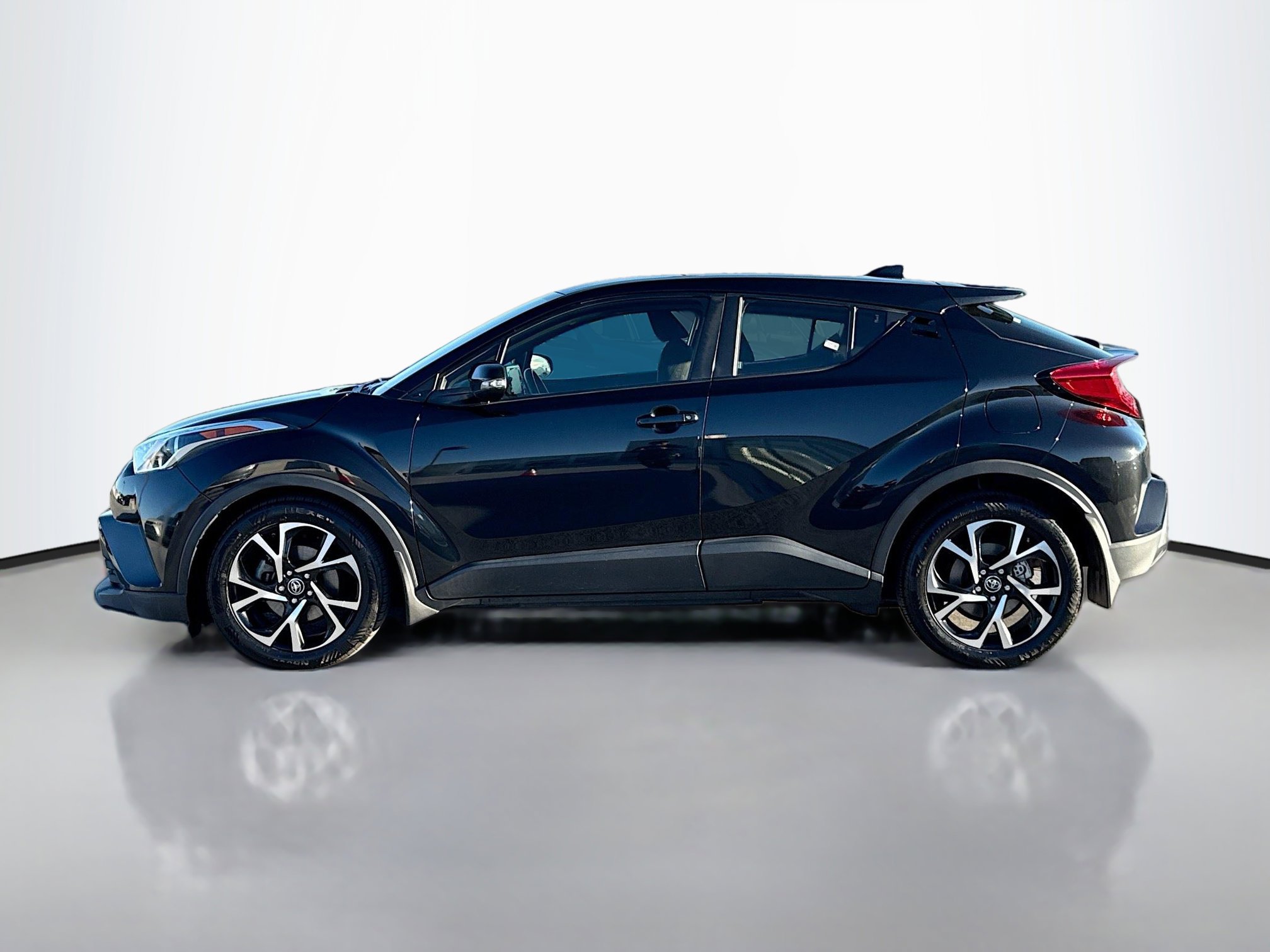 2019 Toyota C-HR XLE photo 3
